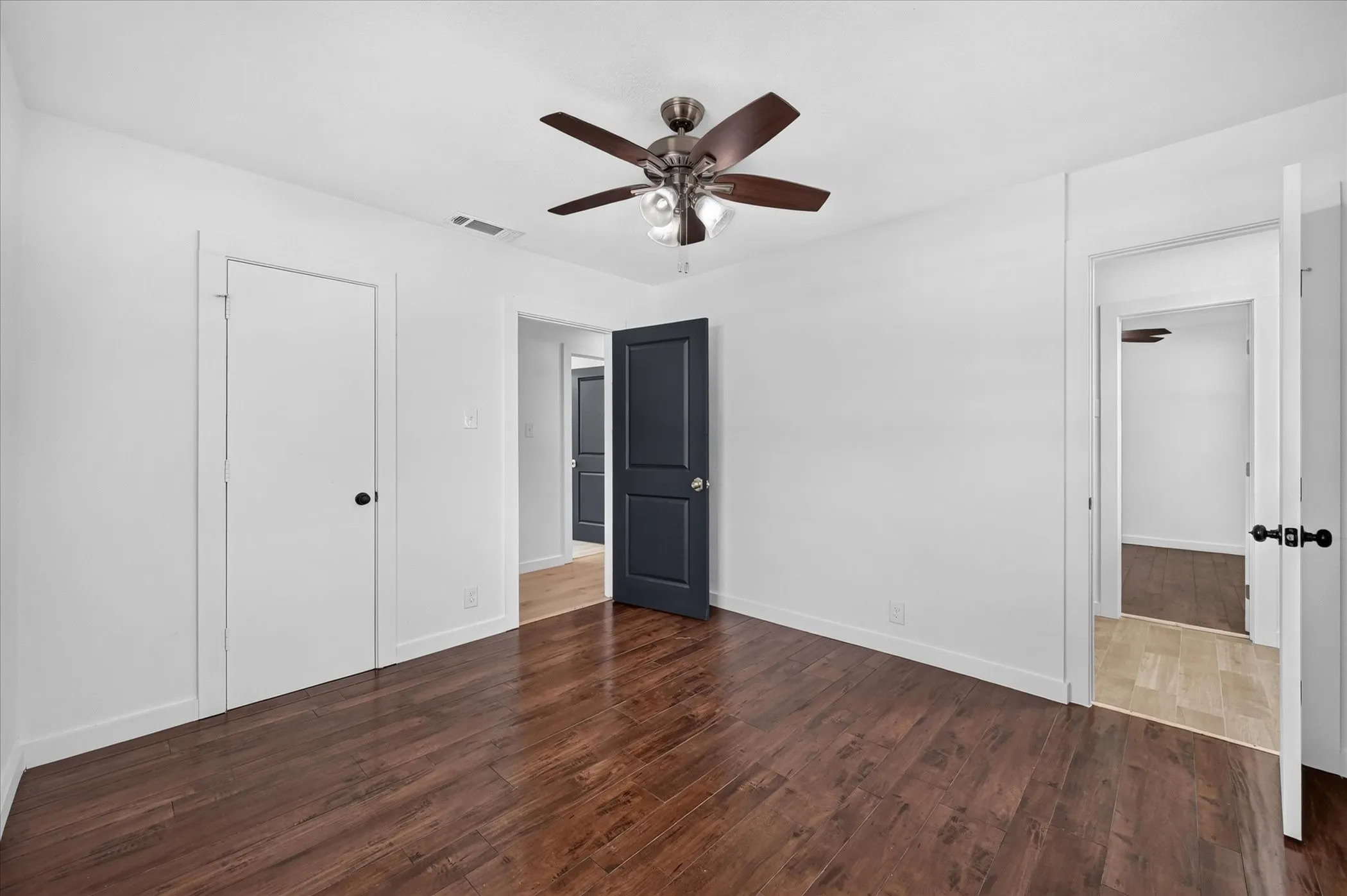 Single Family Residence For Sale in Dallas County , 906 Pinedale Lane, Dallas, Texas 75241, 3 Bedroom, 3 Bathroom, 2 Garage spaces, 1,878 Sqft, built in 1971, mls#21396562, Real Estate Agent in Dallas, Homes For Sale in Dallas county, Homes For Sale in Dallas, Realtor in Dallas Texas, Real Estate Brokerage Independent Realty Texas, Luminita Cordes Realtor