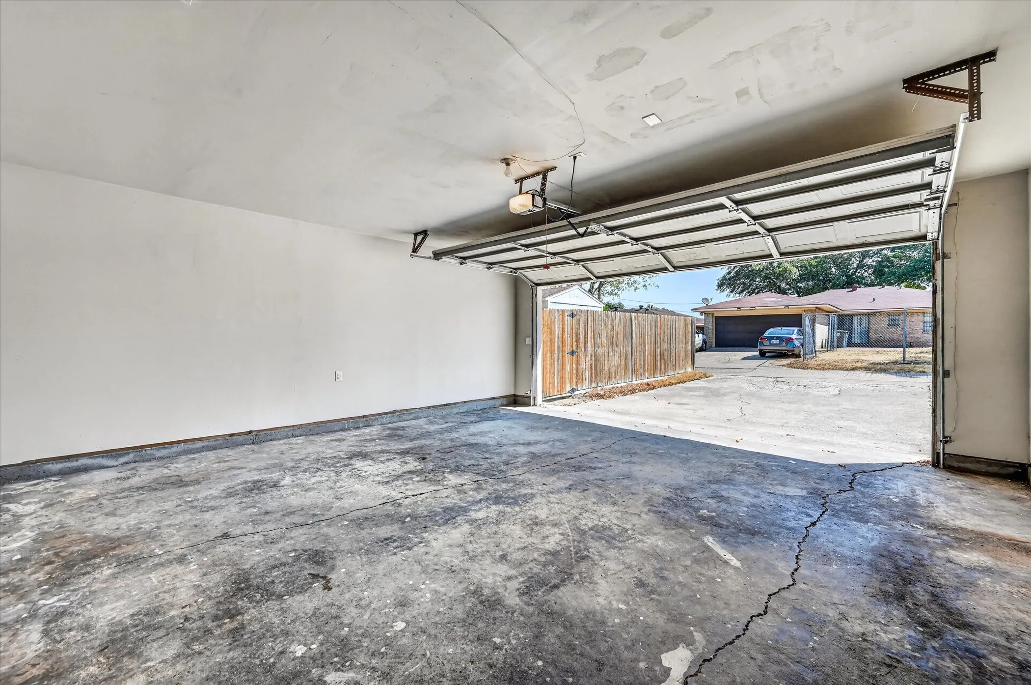 Single Family Residence For Sale in Dallas County , 906 Pinedale Lane, Dallas, Texas 75241, 3 Bedroom, 3 Bathroom, 2 Garage spaces, 1,878 Sqft, built in 1971, mls#21396562, Real Estate Agent in Dallas, Homes For Sale in Dallas county, Homes For Sale in Dallas, Realtor in Dallas Texas, Real Estate Brokerage Independent Realty Texas, Luminita Cordes Realtor