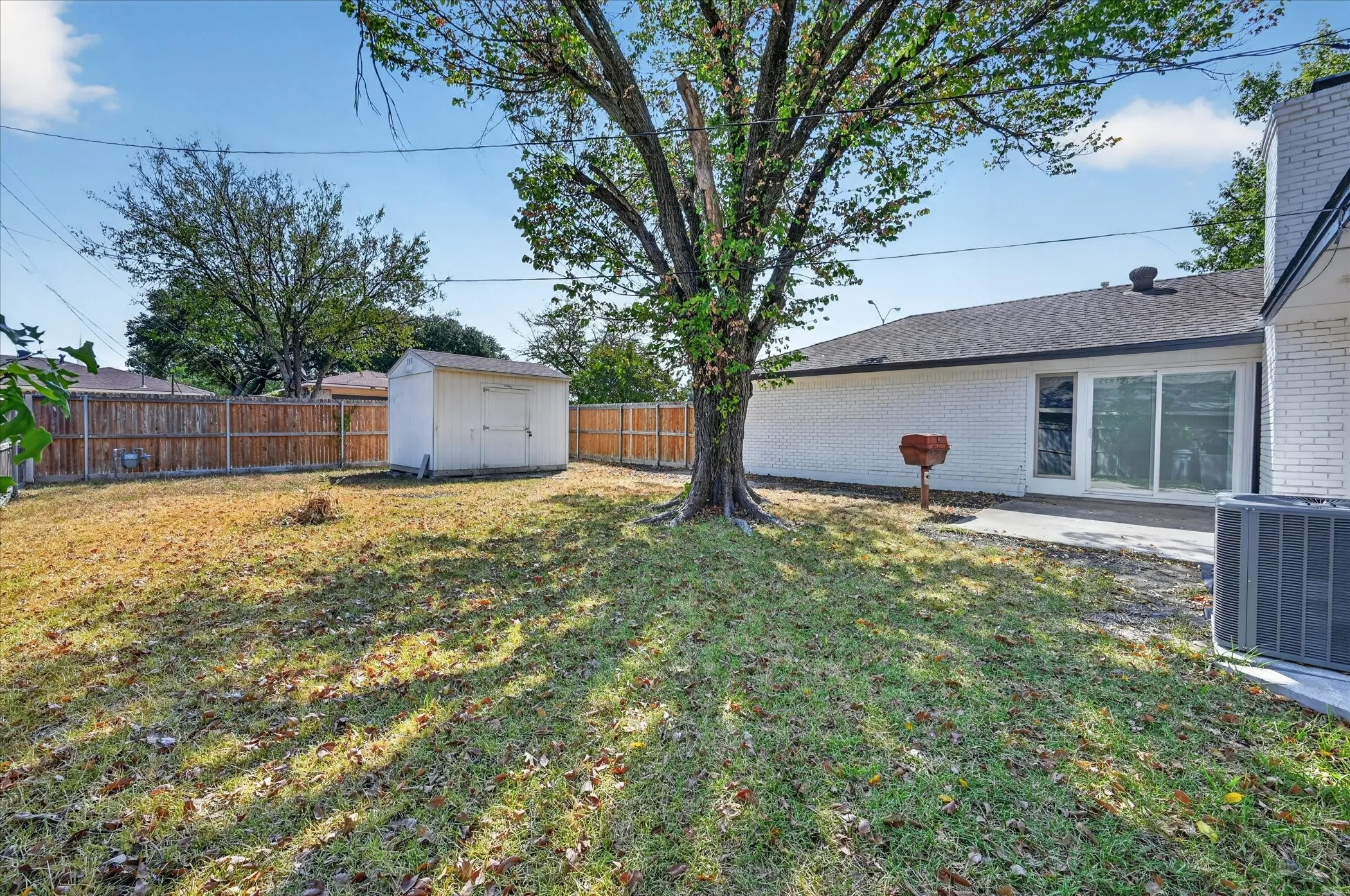 Single Family Residence For Sale in Dallas County , 906 Pinedale Lane, Dallas, Texas 75241, 3 Bedroom, 3 Bathroom, 2 Garage spaces, 1,878 Sqft, built in 1971, mls#21396562, Real Estate Agent in Dallas, Homes For Sale in Dallas county, Homes For Sale in Dallas, Realtor in Dallas Texas, Real Estate Brokerage Independent Realty Texas, Luminita Cordes Realtor