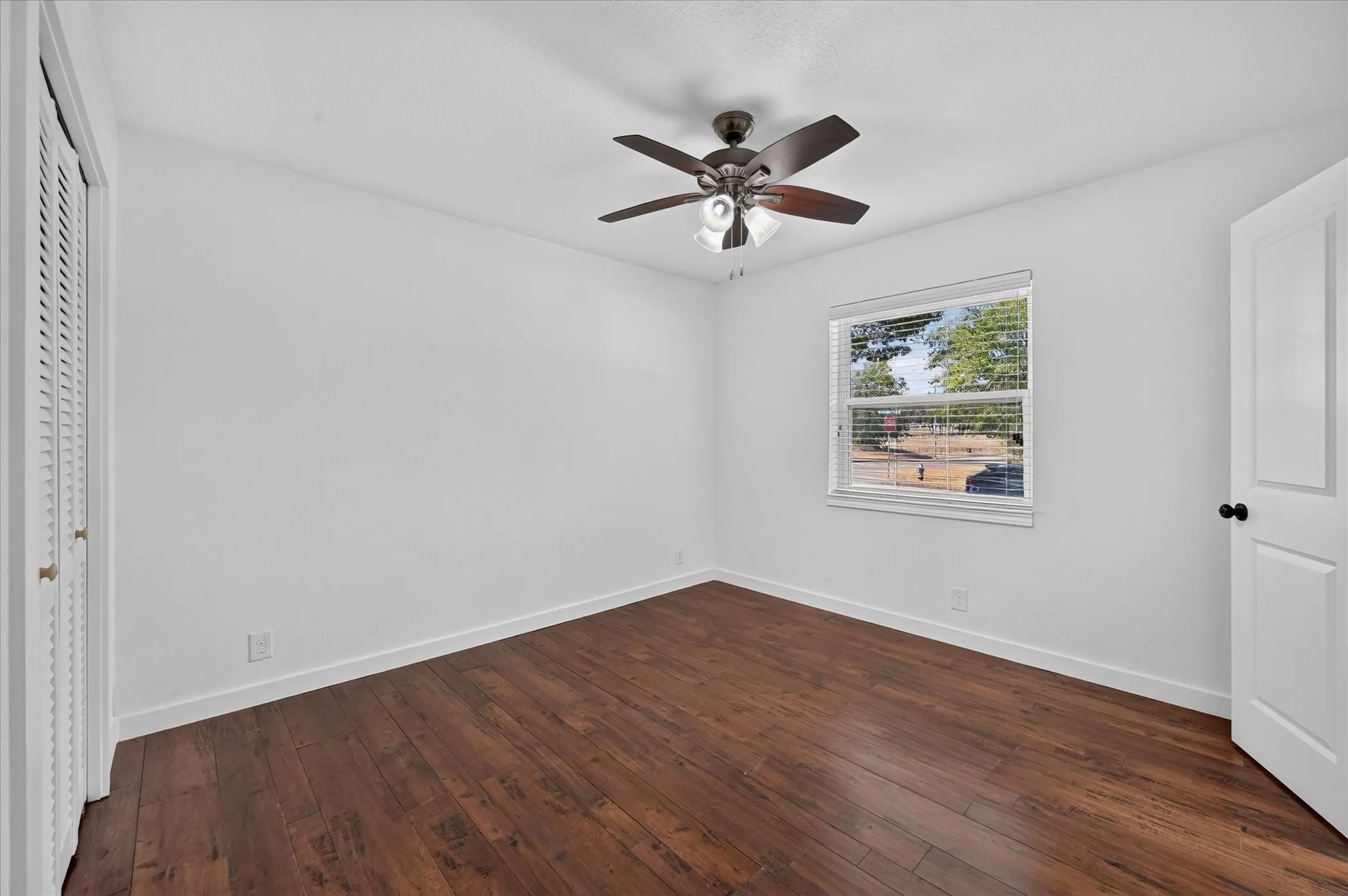 Single Family Residence For Sale in Dallas County , 906 Pinedale Lane, Dallas, Texas 75241, 3 Bedroom, 3 Bathroom, 2 Garage spaces, 1,878 Sqft, built in 1971, mls#21396562, Real Estate Agent in Dallas, Homes For Sale in Dallas county, Homes For Sale in Dallas, Realtor in Dallas Texas, Real Estate Brokerage Independent Realty Texas, Luminita Cordes Realtor