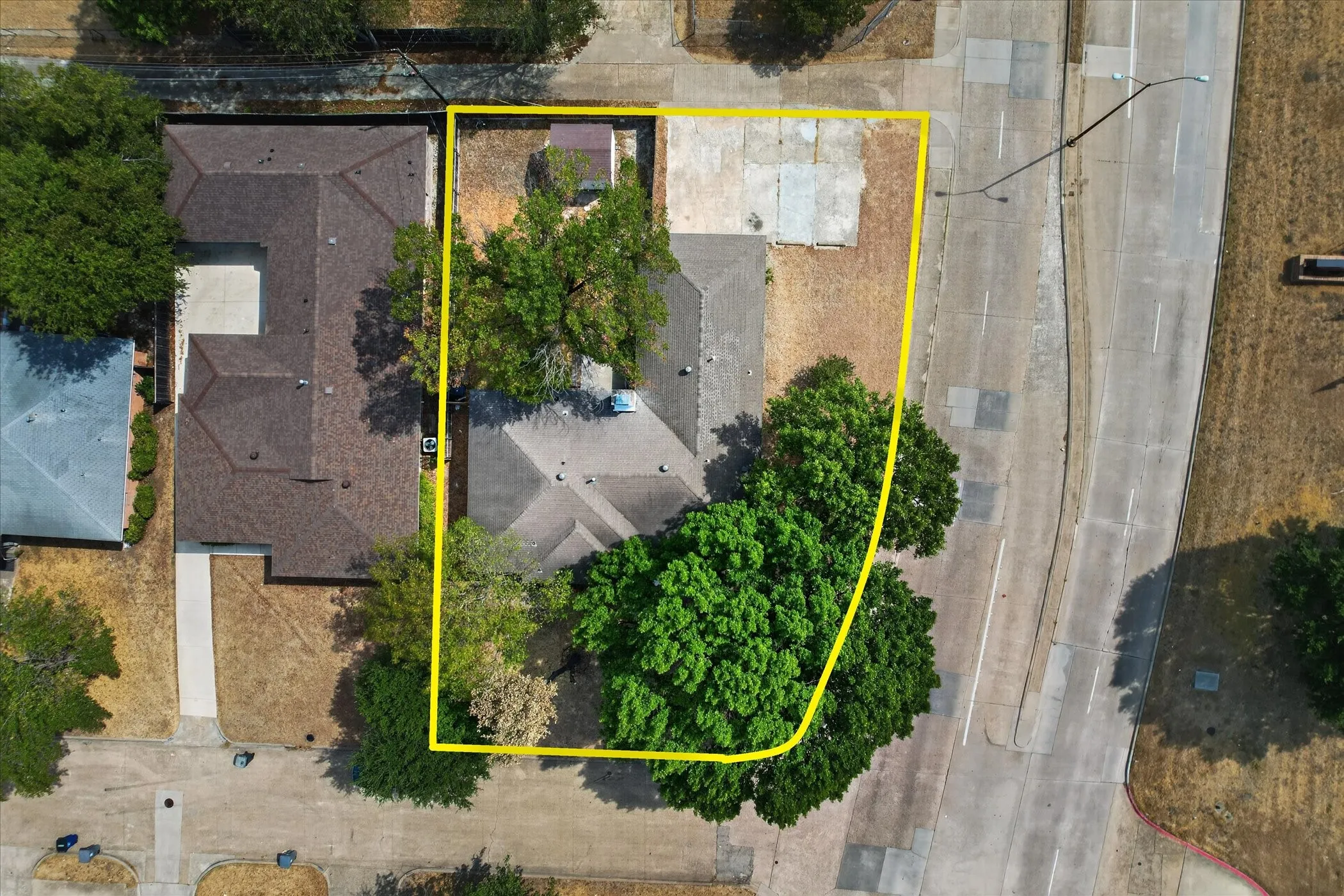 Single Family Residence For Sale in Dallas County , 906 Pinedale Lane, Dallas, Texas 75241, 3 Bedroom, 3 Bathroom, 2 Garage spaces, 1,878 Sqft, built in 1971, mls#21396562, Real Estate Agent in Dallas, Homes For Sale in Dallas county, Homes For Sale in Dallas, Realtor in Dallas Texas, Real Estate Brokerage Independent Realty Texas, Luminita Cordes Realtor