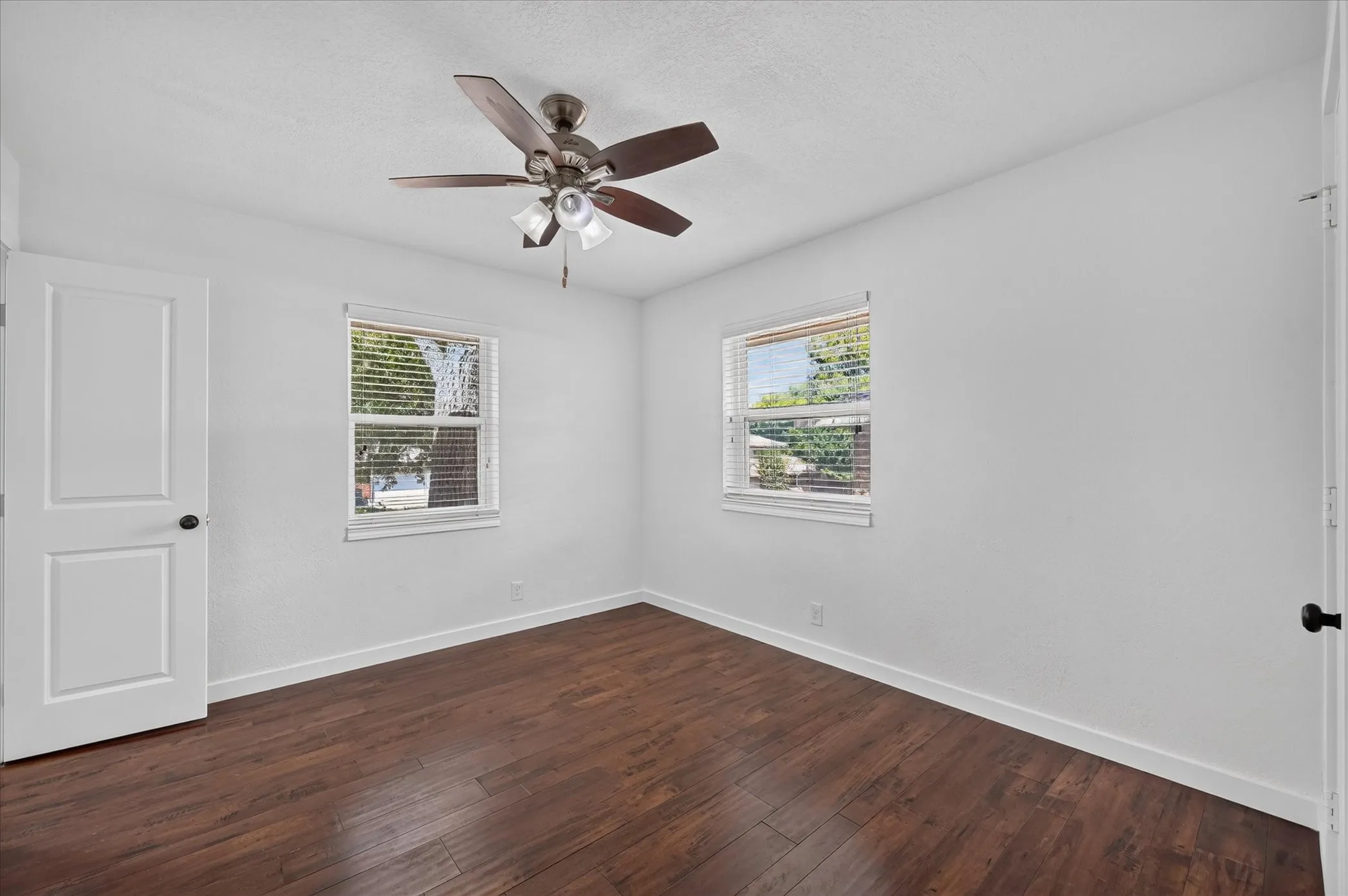 Single Family Residence For Sale in Dallas County , 906 Pinedale Lane, Dallas, Texas 75241, 3 Bedroom, 3 Bathroom, 2 Garage spaces, 1,878 Sqft, built in 1971, mls#21396562, Real Estate Agent in Dallas, Homes For Sale in Dallas county, Homes For Sale in Dallas, Realtor in Dallas Texas, Real Estate Brokerage Independent Realty Texas, Luminita Cordes Realtor