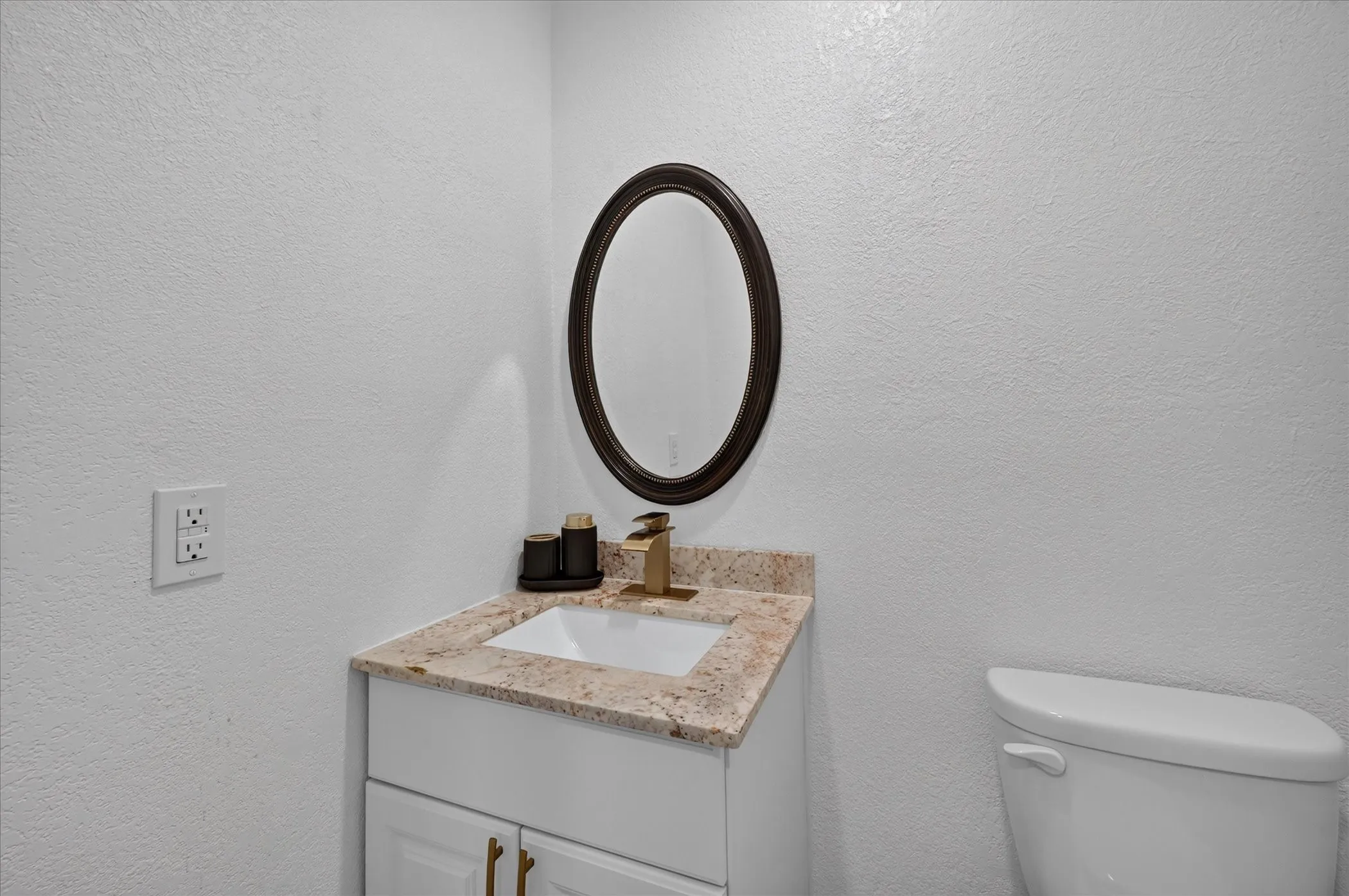 Single Family Residence For Sale in Dallas County , 906 Pinedale Lane, Dallas, Texas 75241, 3 Bedroom, 3 Bathroom, 2 Garage spaces, 1,878 Sqft, built in 1971, mls#21396562, Real Estate Agent in Dallas, Homes For Sale in Dallas county, Homes For Sale in Dallas, Realtor in Dallas Texas, Real Estate Brokerage Independent Realty Texas, Luminita Cordes Realtor