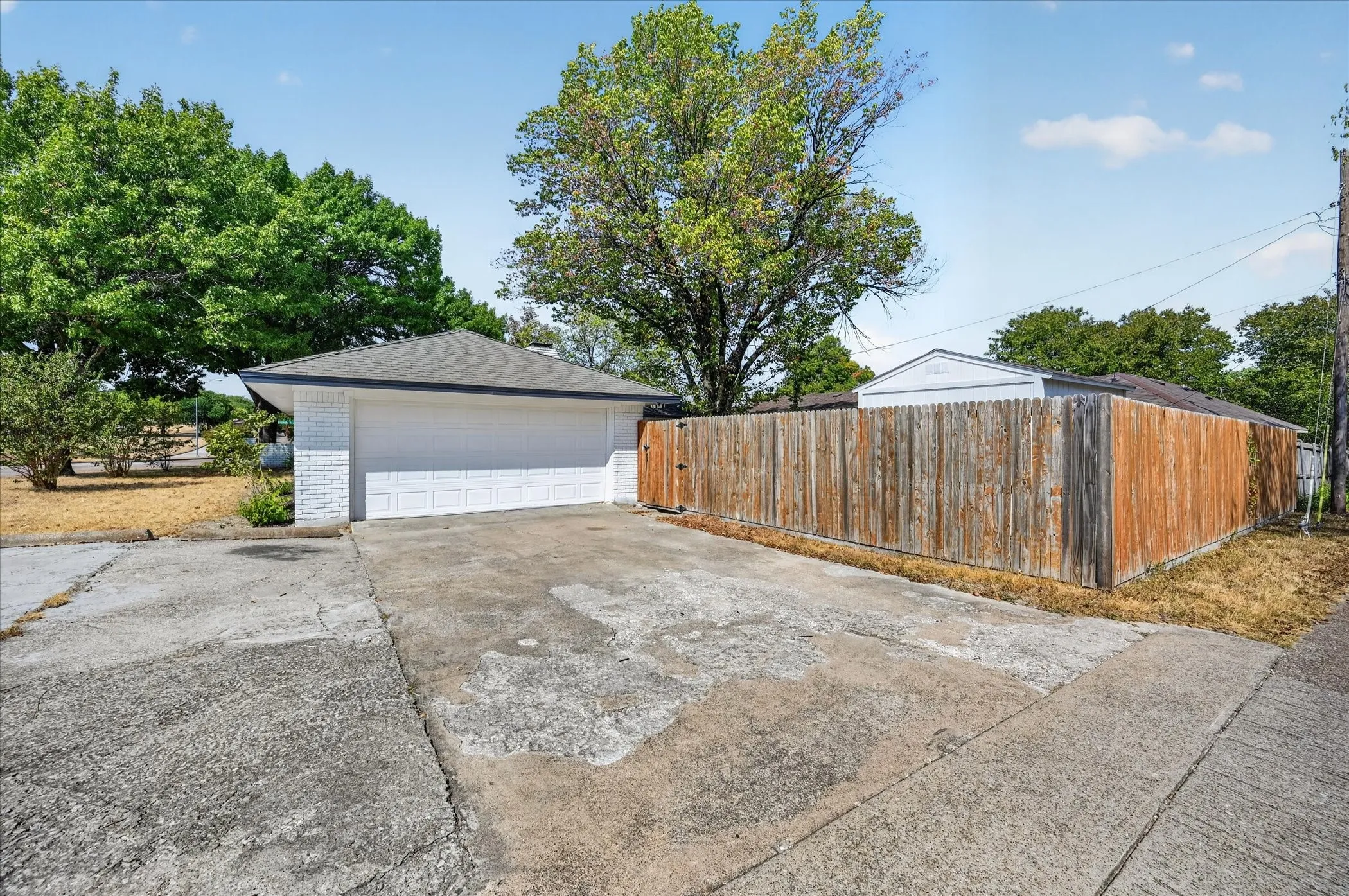 Single Family Residence For Sale in Dallas County , 906 Pinedale Lane, Dallas, Texas 75241, 3 Bedroom, 3 Bathroom, 2 Garage spaces, 1,878 Sqft, built in 1971, mls#21396562, Real Estate Agent in Dallas, Homes For Sale in Dallas county, Homes For Sale in Dallas, Realtor in Dallas Texas, Real Estate Brokerage Independent Realty Texas, Luminita Cordes Realtor