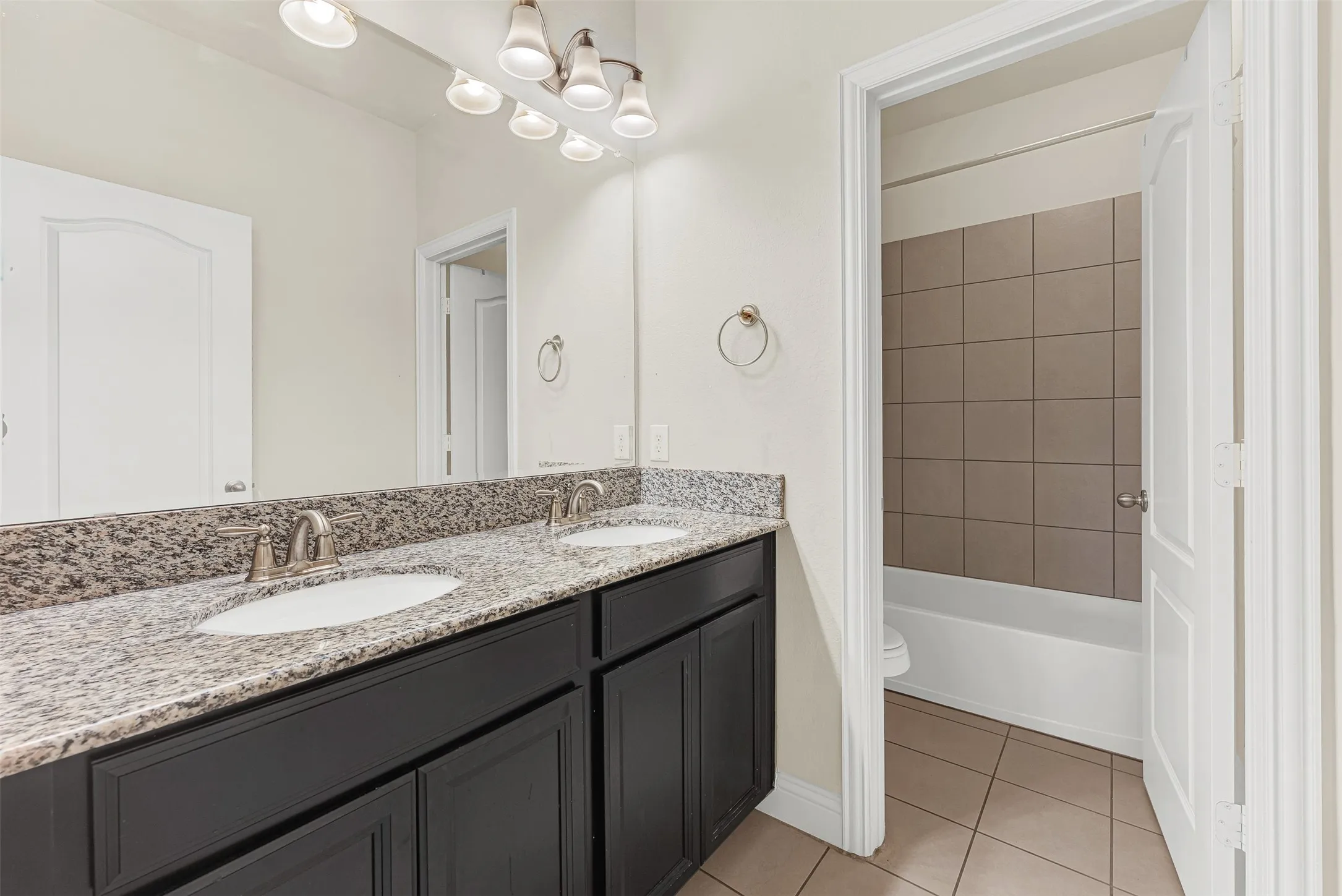 Single Family Residence For Sale in Dallas County , 254 Benwick Drive, Sunnyvale, Texas 75182, 5 Bedroom, 5 Bathroom, 2 Garage spaces, 3,072 Sqft, built in 2016, mls#21396632, Real Estate Agent in Sunnyvale, Homes For Sale in Dallas county, Homes For Sale in Sunnyvale, Realtor in Sunnyvale Texas, Real Estate Brokerage Independent Realty Texas, Luminita Cordes Realtor