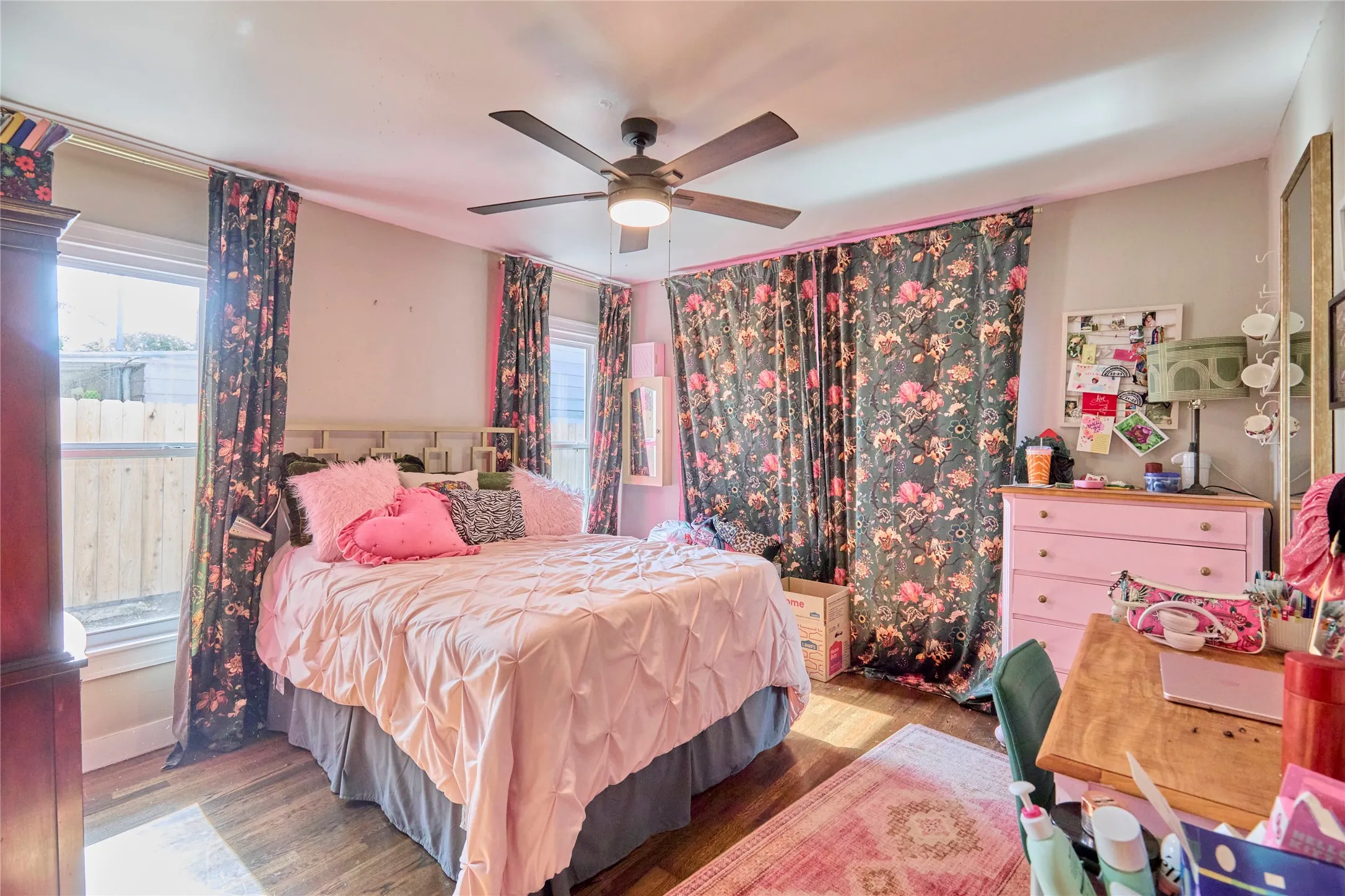 Recessed lighting, wood-finish flooring, ceiling fan with integrated lighting, and multiple windows