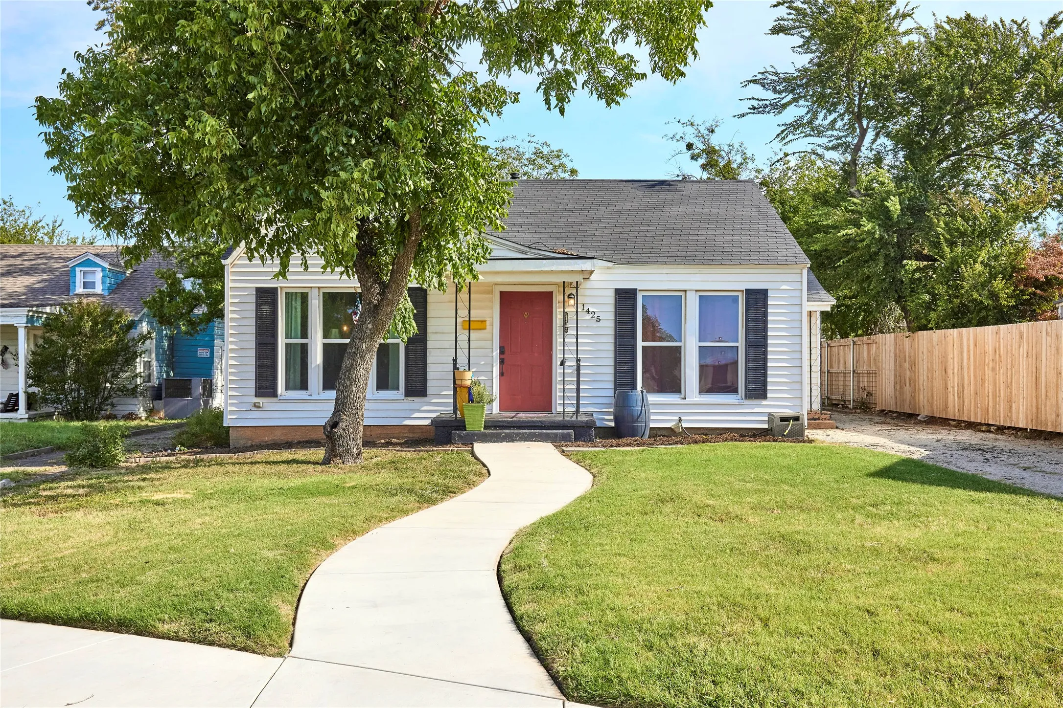 Single Family Residence For Sale in Taylor County , 1425 Cedar Crest Drive, Abilene, Texas 79601, 3 Bedroom, 2 Bathroom, Garage spaces, 1,353 Sqft, built in 1939, mls#21394133, Real Estate Agent in Abilene, Homes For Sale in Taylor county, Homes For Sale in Abilene, Realtor in Abilene Texas, Real Estate Brokerage Independent Realty Texas, Luminita Cordes Realtor