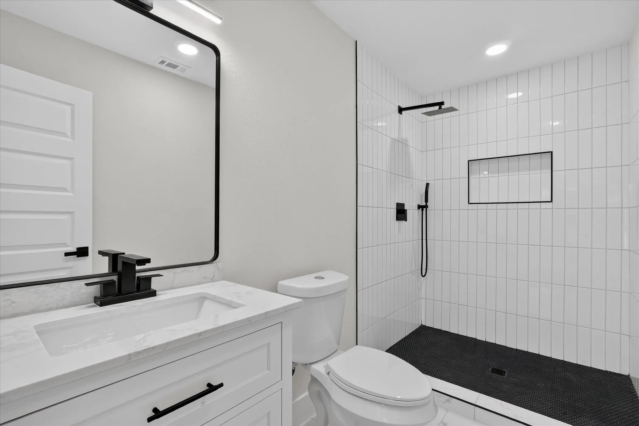 Single Family Residence For Sale in Rockwall County , 5922 volunteer Place, Rockwall, Texas 75032, 3 Bedroom, 3 Bathroom, 2 Garage spaces, 2,354 Sqft, built in 1980, mls#21365361, Real Estate Agent in Rockwall, Homes For Sale in Rockwall county, Homes For Sale in Rockwall, Realtor in Rockwall Texas, Real Estate Brokerage Independent Realty Texas, Luminita Cordes Realtor