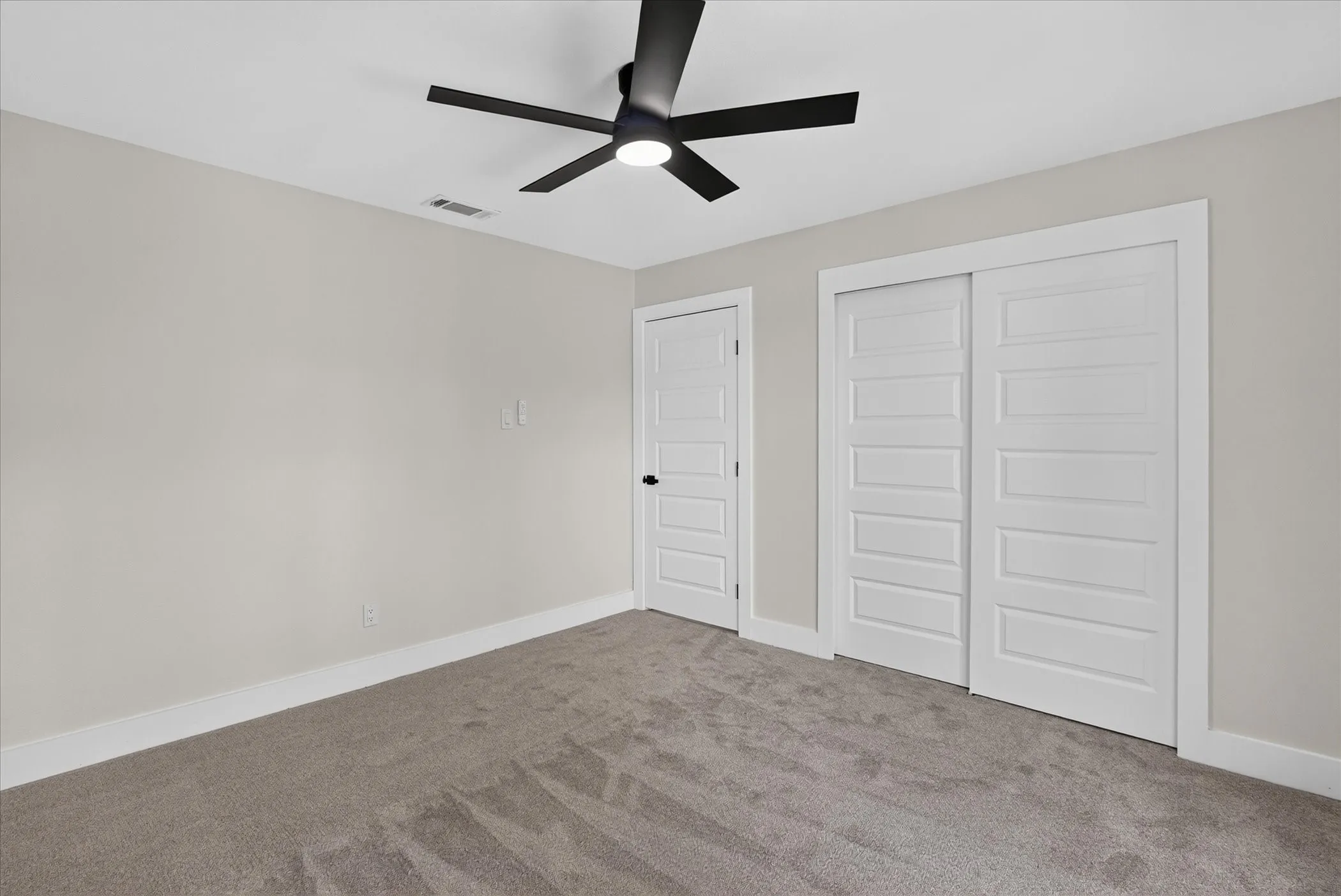 Single Family Residence For Sale in Rockwall County , 5922 volunteer Place, Rockwall, Texas 75032, 3 Bedroom, 3 Bathroom, 2 Garage spaces, 2,354 Sqft, built in 1980, mls#21365361, Real Estate Agent in Rockwall, Homes For Sale in Rockwall county, Homes For Sale in Rockwall, Realtor in Rockwall Texas, Real Estate Brokerage Independent Realty Texas, Luminita Cordes Realtor