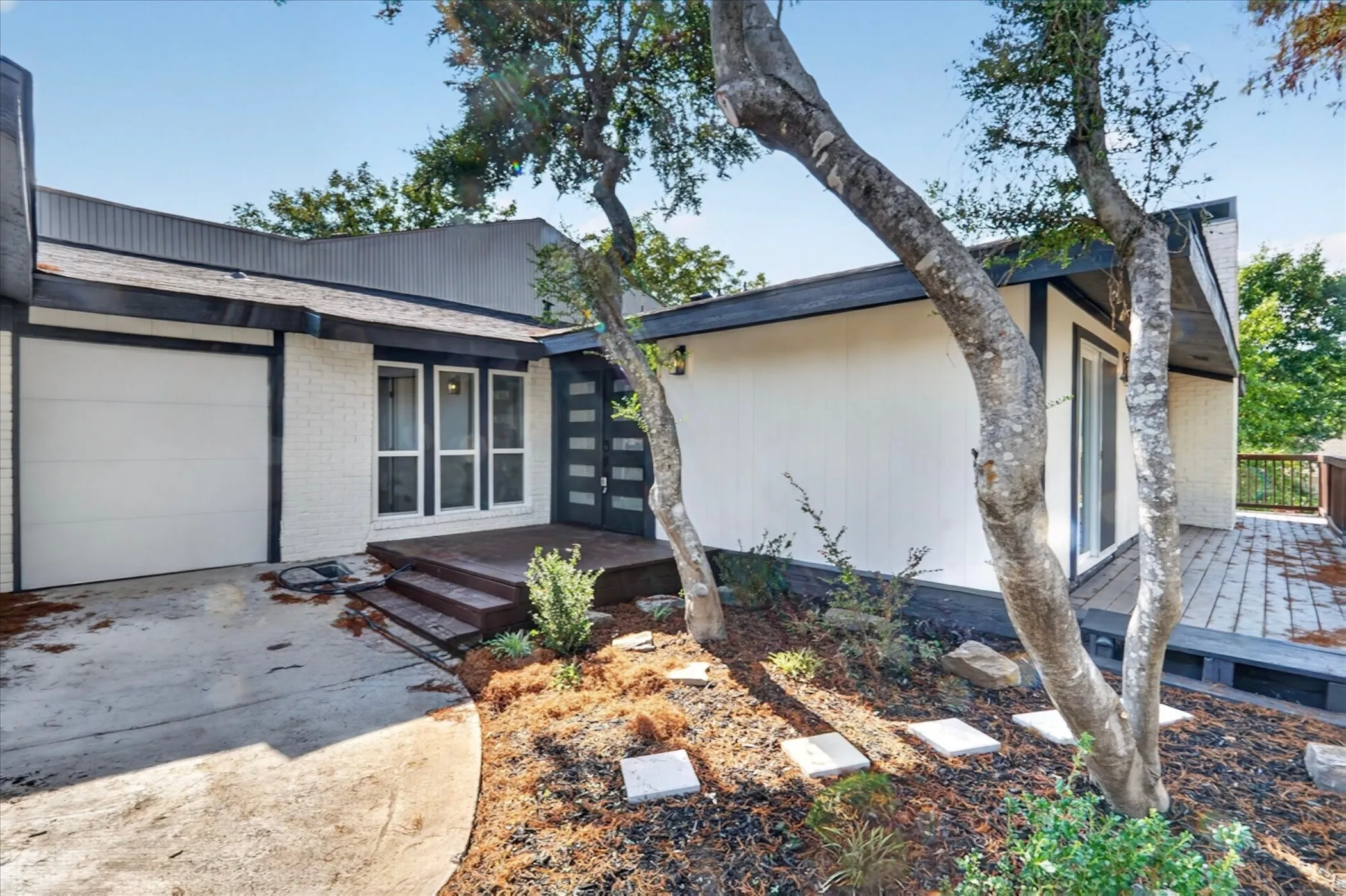 Single Family Residence For Sale in Rockwall County , 5922 volunteer Place, Rockwall, Texas 75032, 3 Bedroom, 3 Bathroom, 2 Garage spaces, 2,354 Sqft, built in 1980, mls#21365361, Real Estate Agent in Rockwall, Homes For Sale in Rockwall county, Homes For Sale in Rockwall, Realtor in Rockwall Texas, Real Estate Brokerage Independent Realty Texas, Luminita Cordes Realtor