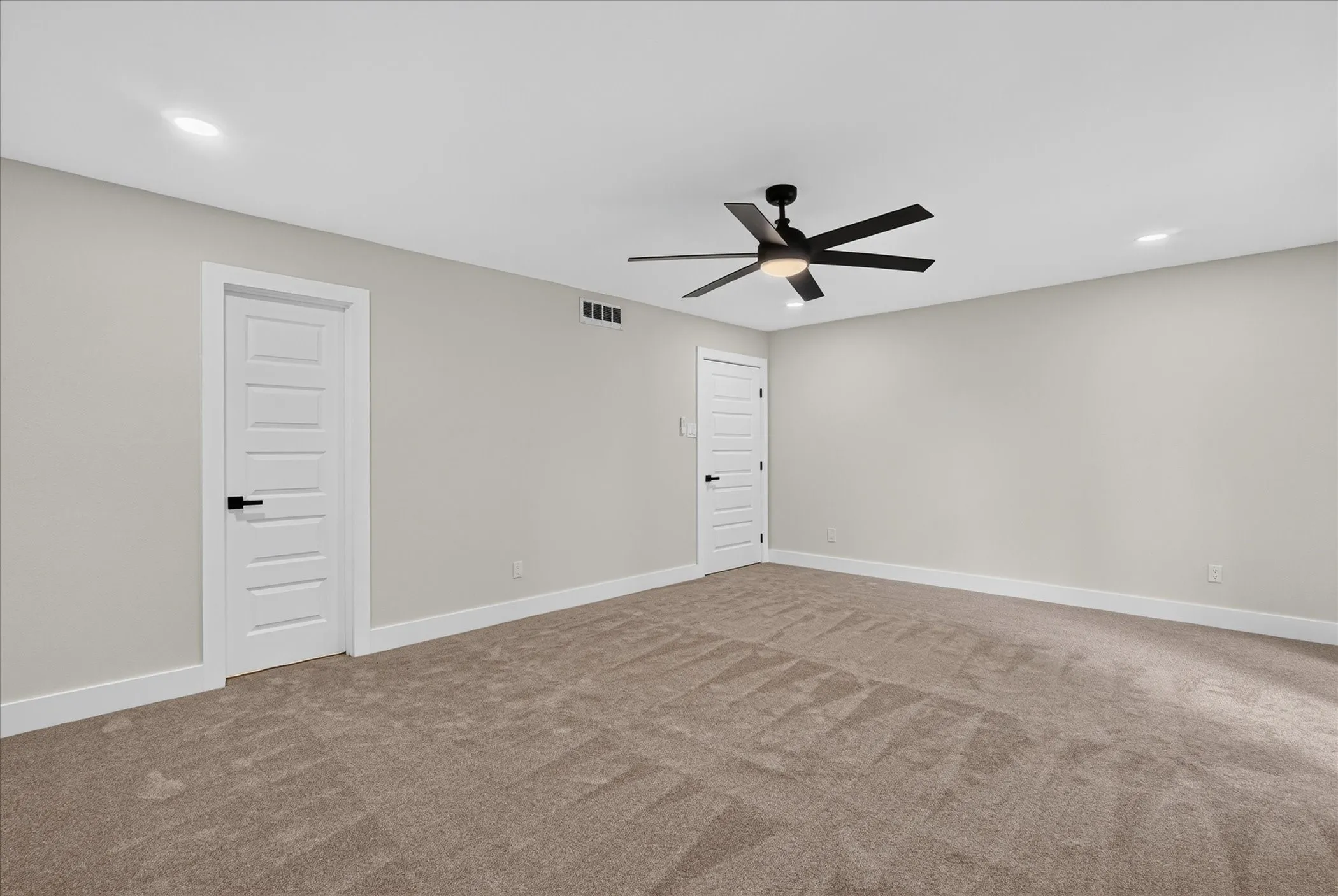 Single Family Residence For Sale in Rockwall County , 5922 volunteer Place, Rockwall, Texas 75032, 3 Bedroom, 3 Bathroom, 2 Garage spaces, 2,354 Sqft, built in 1980, mls#21365361, Real Estate Agent in Rockwall, Homes For Sale in Rockwall county, Homes For Sale in Rockwall, Realtor in Rockwall Texas, Real Estate Brokerage Independent Realty Texas, Luminita Cordes Realtor