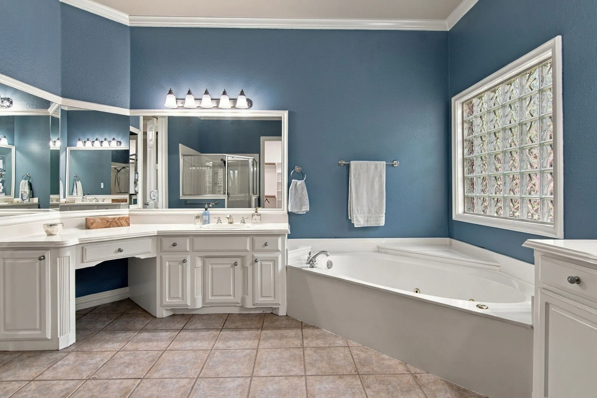 Single Family Residence For Sale in Tarrant County , 7921 Shady Oaks Drive, North Richland Hills, Texas 76182, 4 Bedroom, 3 Bathroom, 3 Garage spaces, 3,520 Sqft, built in 2002, mls#21392934, Real Estate Agent in North Richland Hills, Homes For Sale in Tarrant county, Homes For Sale in North Richland Hills, Realtor in North Richland Hills Texas, Real Estate Brokerage Independent Realty Texas, Luminita Cordes Realtor