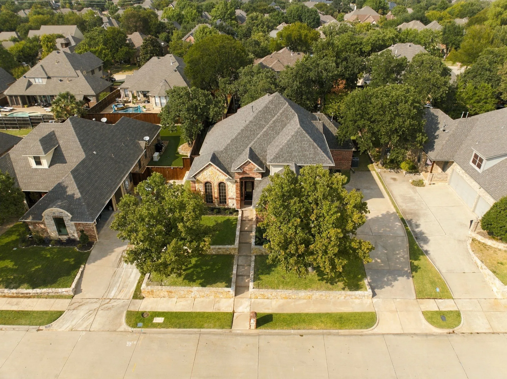Single Family Residence For Sale in Tarrant County , 7921 Shady Oaks Drive, North Richland Hills, Texas 76182, 4 Bedroom, 3 Bathroom, 3 Garage spaces, 3,520 Sqft, built in 2002, mls#21392934, Real Estate Agent in North Richland Hills, Homes For Sale in Tarrant county, Homes For Sale in North Richland Hills, Realtor in North Richland Hills Texas, Real Estate Brokerage Independent Realty Texas, Luminita Cordes Realtor