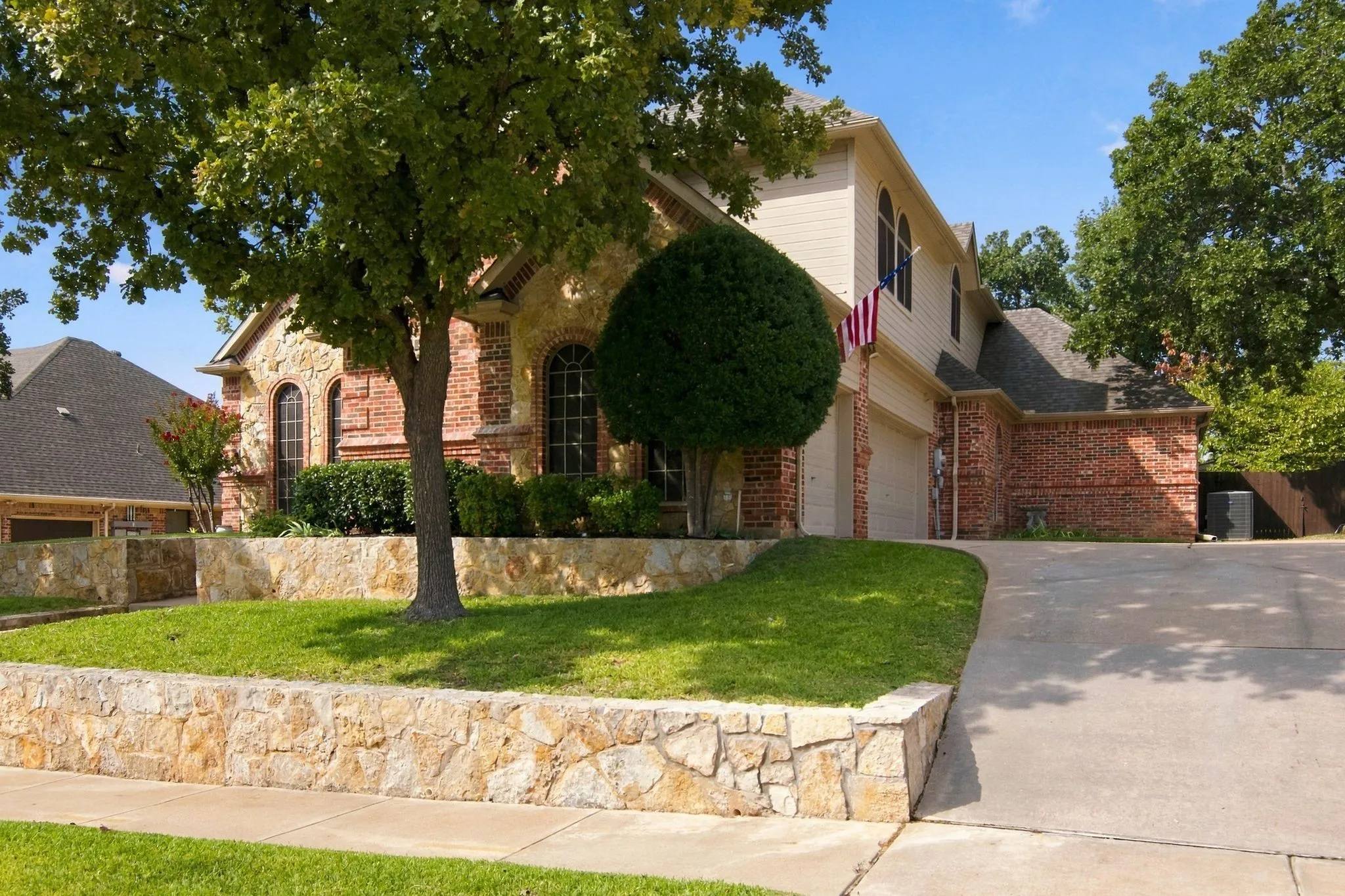Single Family Residence For Sale in Tarrant County , 7921 Shady Oaks Drive, North Richland Hills, Texas 76182, 4 Bedroom, 3 Bathroom, 3 Garage spaces, 3,520 Sqft, built in 2002, mls#21392934, Real Estate Agent in North Richland Hills, Homes For Sale in Tarrant county, Homes For Sale in North Richland Hills, Realtor in North Richland Hills Texas, Real Estate Brokerage Independent Realty Texas, Luminita Cordes Realtor