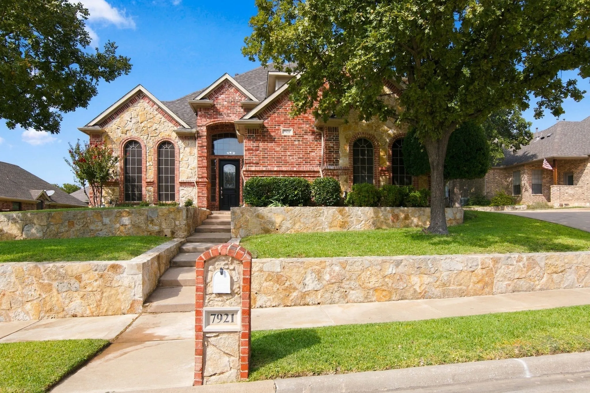 Single Family Residence For Sale in Tarrant County , 7921 Shady Oaks Drive, North Richland Hills, Texas 76182, 4 Bedroom, 3 Bathroom, 3 Garage spaces, 3,520 Sqft, built in 2002, mls#21392934, Real Estate Agent in North Richland Hills, Homes For Sale in Tarrant county, Homes For Sale in North Richland Hills, Realtor in North Richland Hills Texas, Real Estate Brokerage Independent Realty Texas, Luminita Cordes Realtor