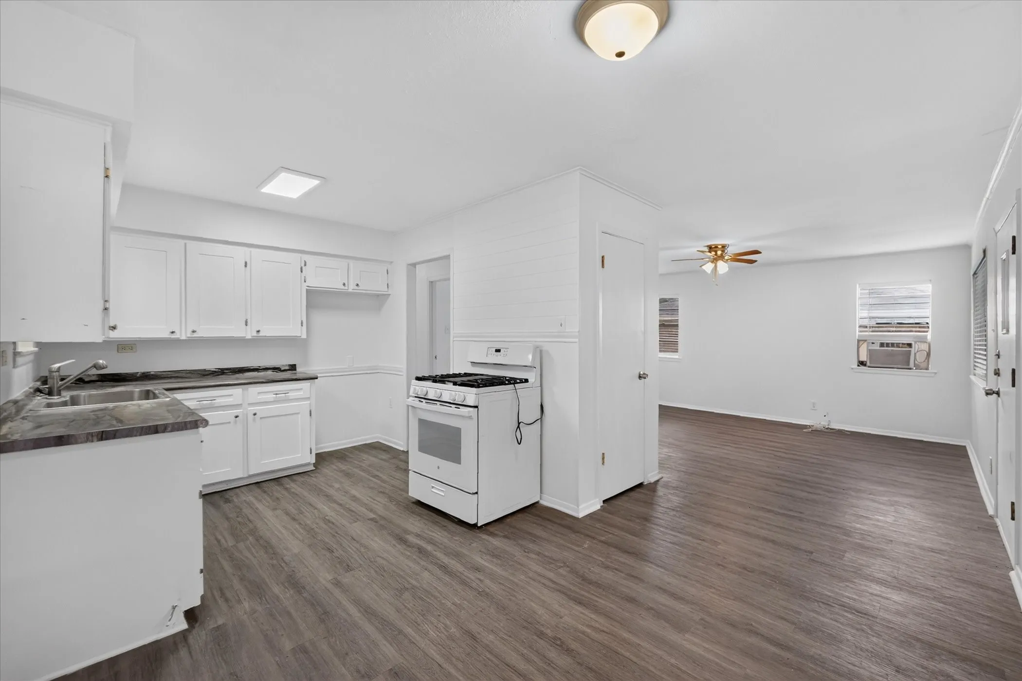 Single Family Residence For Rent in Grayson County , 208 D Street, Whitesboro, Texas 76273, 3 Bedroom, 1 Bathroom, Garage spaces, 891 Sqft, built in 1970, mls#21396652, Real Estate Agent in Whitesboro, Homes For Rent in Grayson county, Homes For Rent in Whitesboro, Realtor in Whitesboro Texas, Real Estate Brokerage Independent Realty Texas, Luminita Cordes Realtor