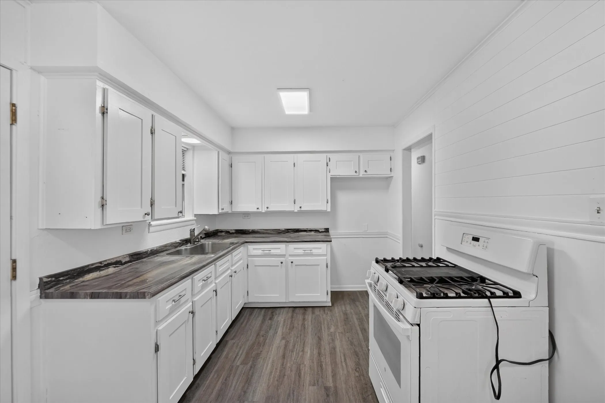 Single Family Residence For Rent in Grayson County , 208 D Street, Whitesboro, Texas 76273, 3 Bedroom, 1 Bathroom, Garage spaces, 891 Sqft, built in 1970, mls#21396652, Real Estate Agent in Whitesboro, Homes For Rent in Grayson county, Homes For Rent in Whitesboro, Realtor in Whitesboro Texas, Real Estate Brokerage Independent Realty Texas, Luminita Cordes Realtor