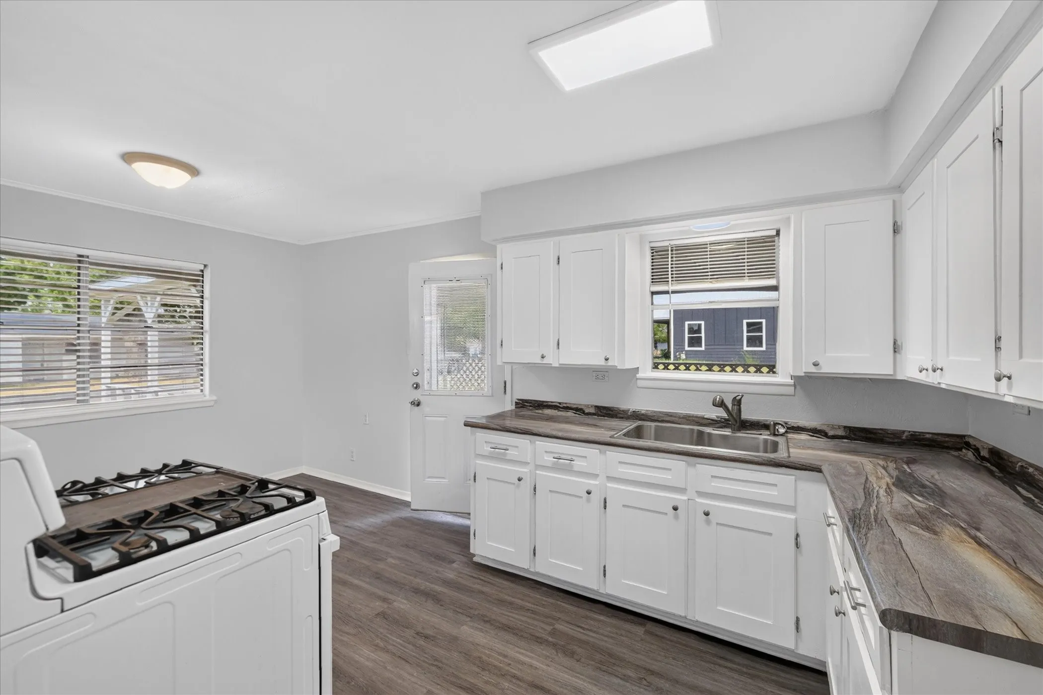 Single Family Residence For Rent in Grayson County , 208 D Street, Whitesboro, Texas 76273, 3 Bedroom, 1 Bathroom, Garage spaces, 891 Sqft, built in 1970, mls#21396652, Real Estate Agent in Whitesboro, Homes For Rent in Grayson county, Homes For Rent in Whitesboro, Realtor in Whitesboro Texas, Real Estate Brokerage Independent Realty Texas, Luminita Cordes Realtor