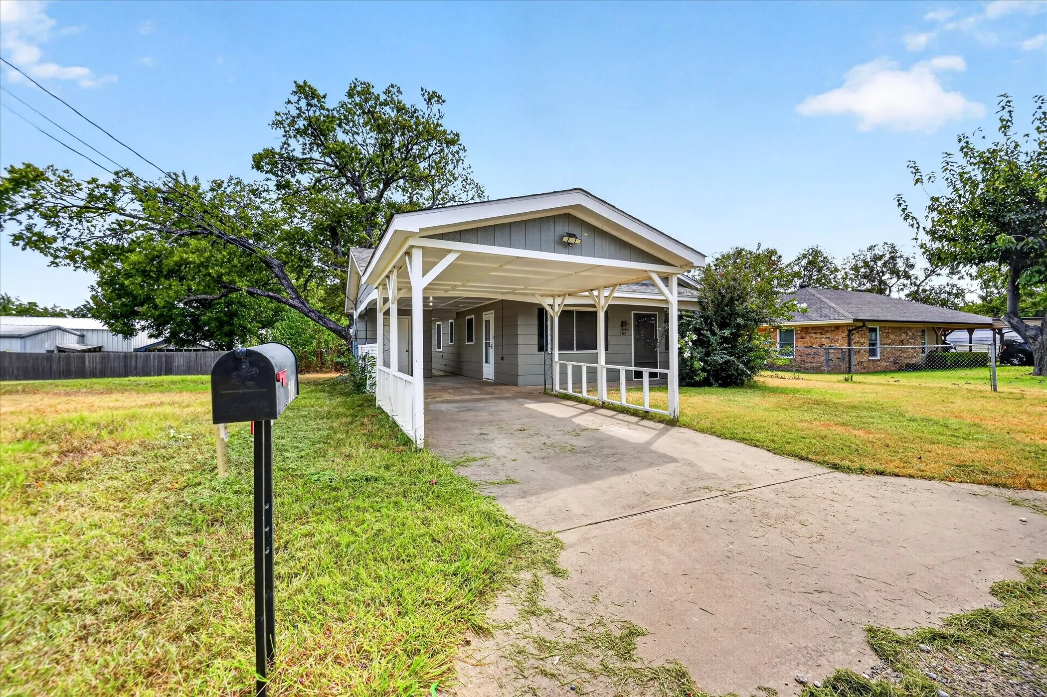 Single Family Residence For Rent in Grayson County , 208 D Street, Whitesboro, Texas 76273, 3 Bedroom, 1 Bathroom, Garage spaces, 891 Sqft, built in 1970, mls#21396652, Real Estate Agent in Whitesboro, Homes For Rent in Grayson county, Homes For Rent in Whitesboro, Realtor in Whitesboro Texas, Real Estate Brokerage Independent Realty Texas, Luminita Cordes Realtor
