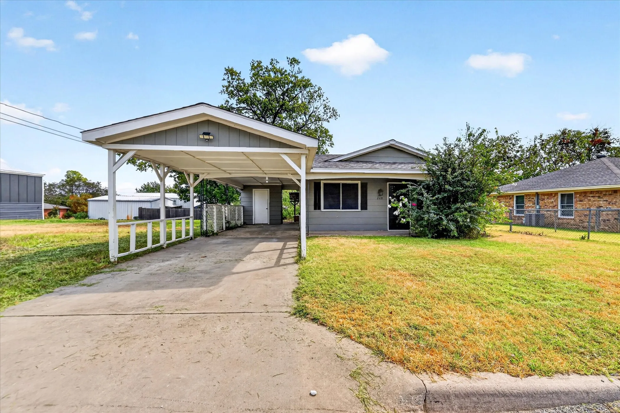 Single Family Residence For Rent in Grayson County , 208 D Street, Whitesboro, Texas 76273, 3 Bedroom, 1 Bathroom, Garage spaces, 891 Sqft, built in 1970, mls#21396652, Real Estate Agent in Whitesboro, Homes For Rent in Grayson county, Homes For Rent in Whitesboro, Realtor in Whitesboro Texas, Real Estate Brokerage Independent Realty Texas, Luminita Cordes Realtor