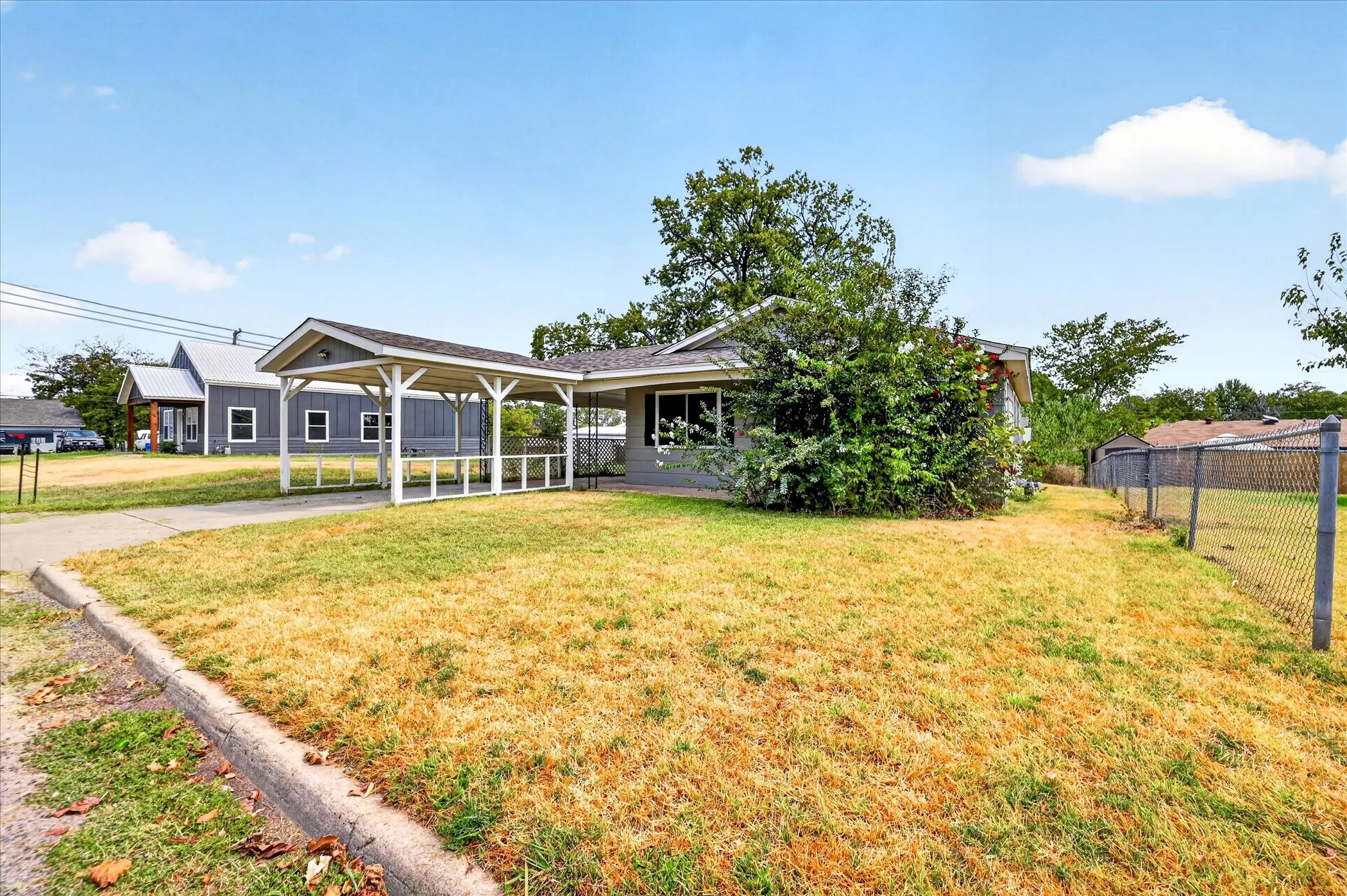 Single Family Residence For Rent in Grayson County , 208 D Street, Whitesboro, Texas 76273, 3 Bedroom, 1 Bathroom, Garage spaces, 891 Sqft, built in 1970, mls#21396652, Real Estate Agent in Whitesboro, Homes For Rent in Grayson county, Homes For Rent in Whitesboro, Realtor in Whitesboro Texas, Real Estate Brokerage Independent Realty Texas, Luminita Cordes Realtor