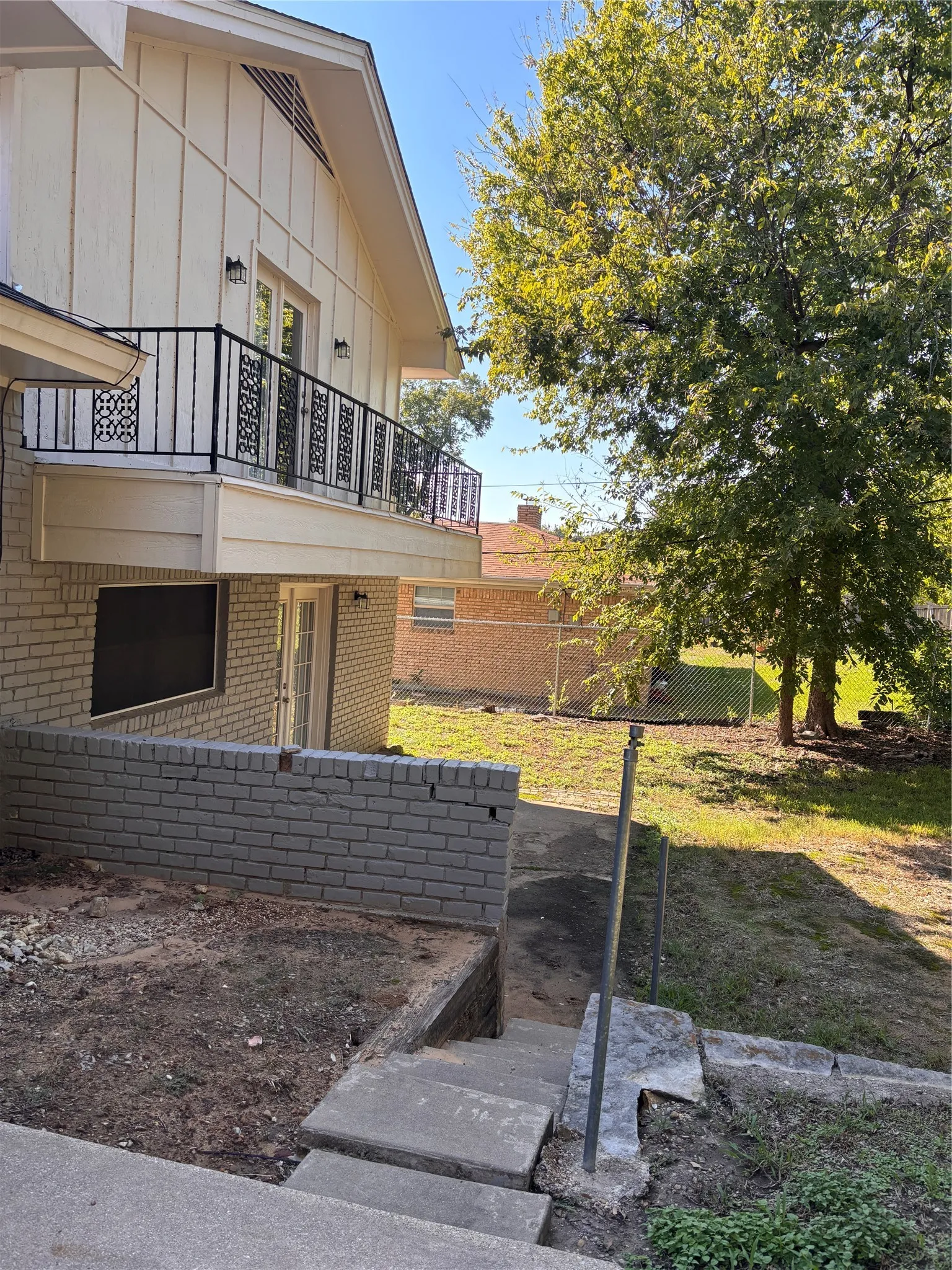 Single Family Residence For Sale in Tarrant County , 3528 Walton Avenue, Fort Worth, Texas 76133, 5 Bedroom, 3 Bathroom, 2 Garage spaces, 2,420 Sqft, built in 1966, mls#21396654, Real Estate Agent in Fort Worth, Homes For Sale in Tarrant county, Homes For Sale in Fort Worth, Realtor in Fort Worth Texas, Real Estate Brokerage Independent Realty Texas, Luminita Cordes Realtor