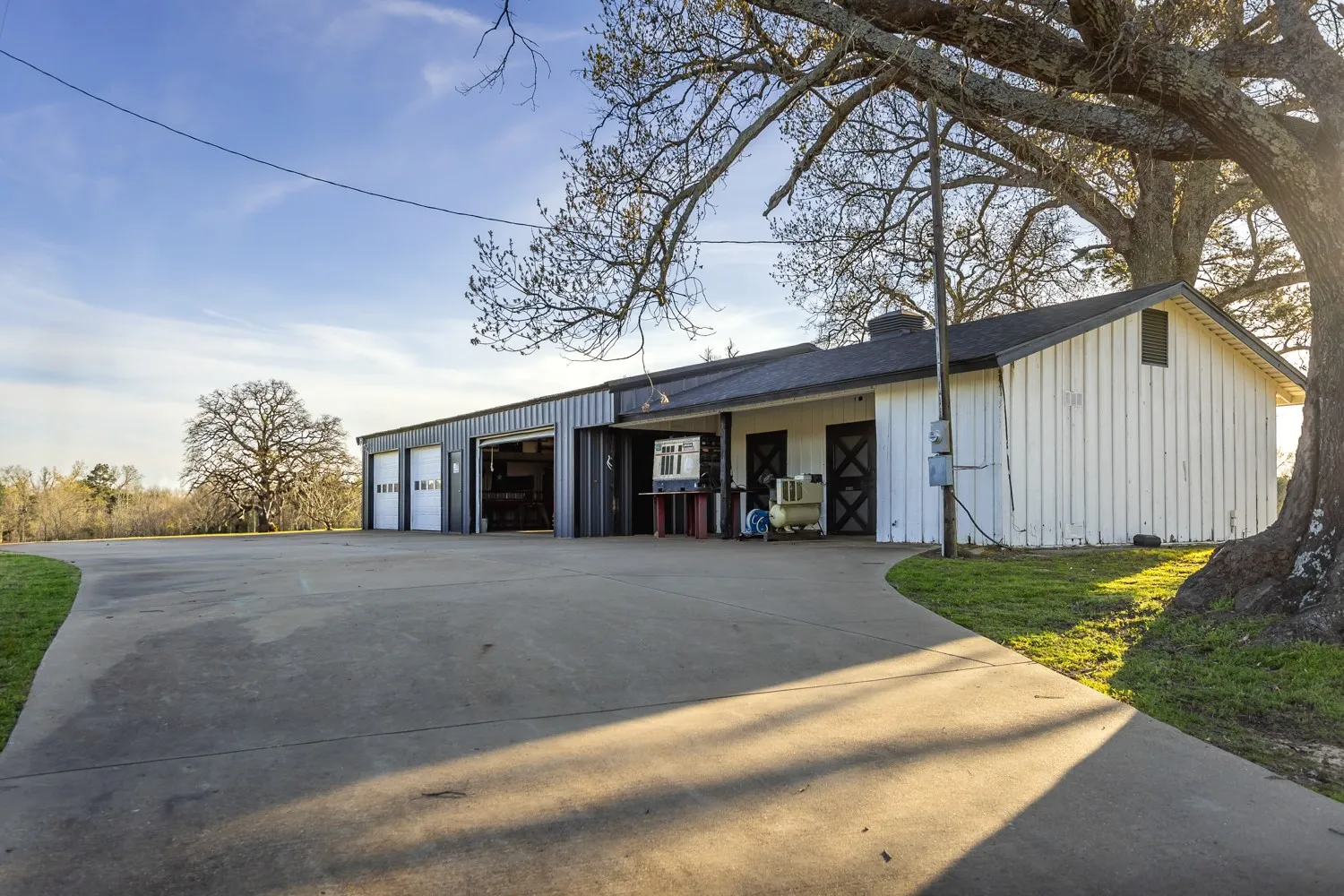 Farm For Sale in Gregg County , 338 Cherokee, Gladewater, Texas 75647, 2 Bedroom, 3 Bathroom, 2 Garage spaces, 3,000 Sqft, built in 1978, mls#21396644, Real Estate Agent in Gladewater, Homes For Sale in Gregg county, Homes For Sale in Gladewater, Realtor in Gladewater Texas, Real Estate Brokerage Independent Realty Texas, Luminita Cordes Realtor