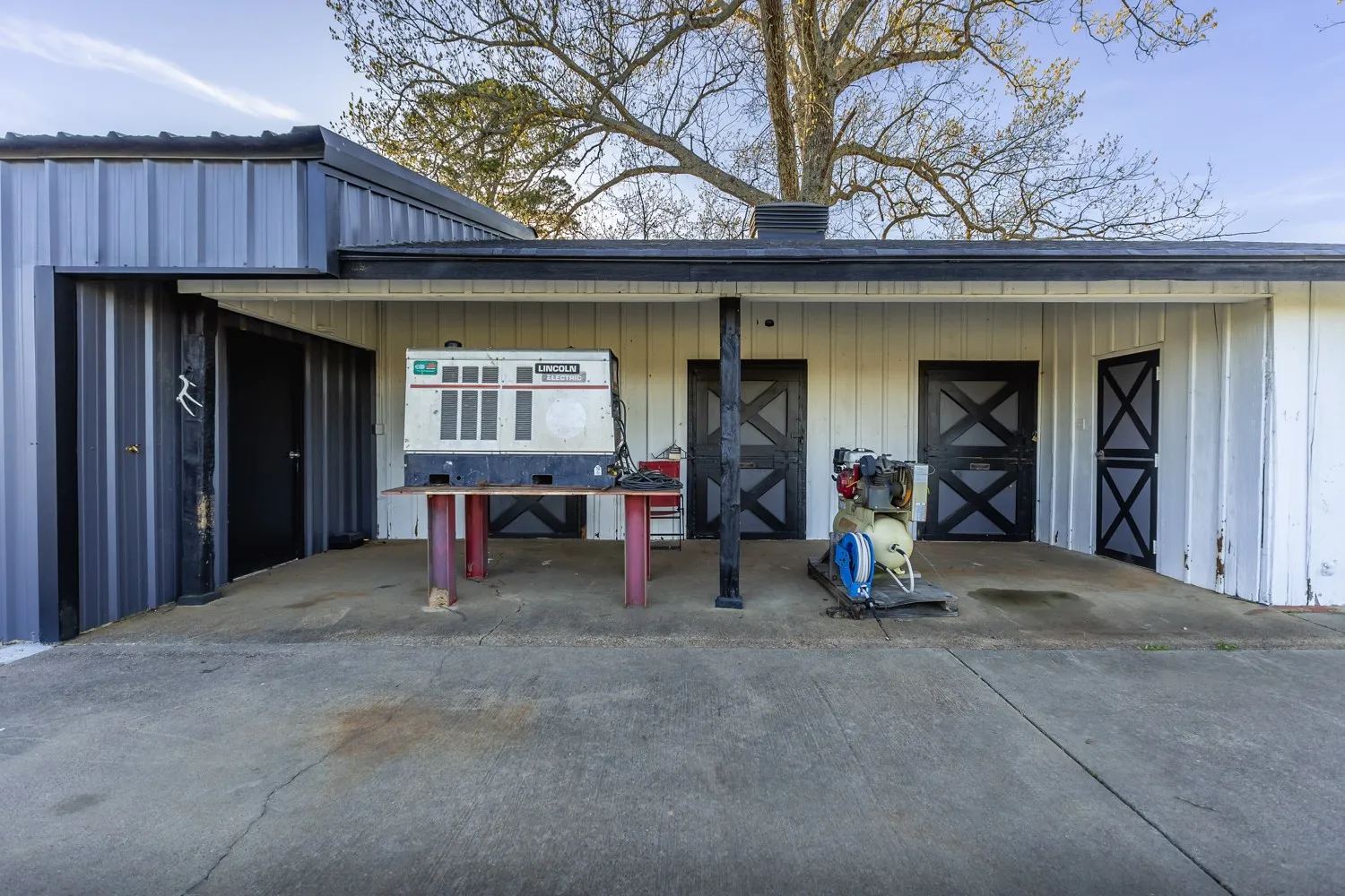 Farm For Sale in Gregg County , 338 Cherokee, Gladewater, Texas 75647, 2 Bedroom, 3 Bathroom, 2 Garage spaces, 3,000 Sqft, built in 1978, mls#21396644, Real Estate Agent in Gladewater, Homes For Sale in Gregg county, Homes For Sale in Gladewater, Realtor in Gladewater Texas, Real Estate Brokerage Independent Realty Texas, Luminita Cordes Realtor