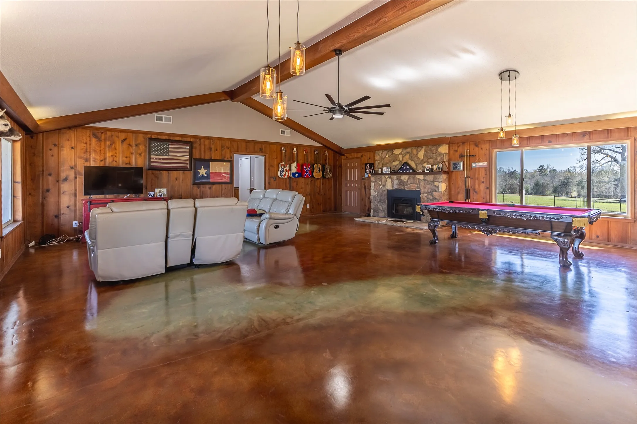 Farm For Sale in Gregg County , 338 Cherokee, Gladewater, Texas 75647, 2 Bedroom, 3 Bathroom, 2 Garage spaces, 3,000 Sqft, built in 1978, mls#21396644, Real Estate Agent in Gladewater, Homes For Sale in Gregg county, Homes For Sale in Gladewater, Realtor in Gladewater Texas, Real Estate Brokerage Independent Realty Texas, Luminita Cordes Realtor