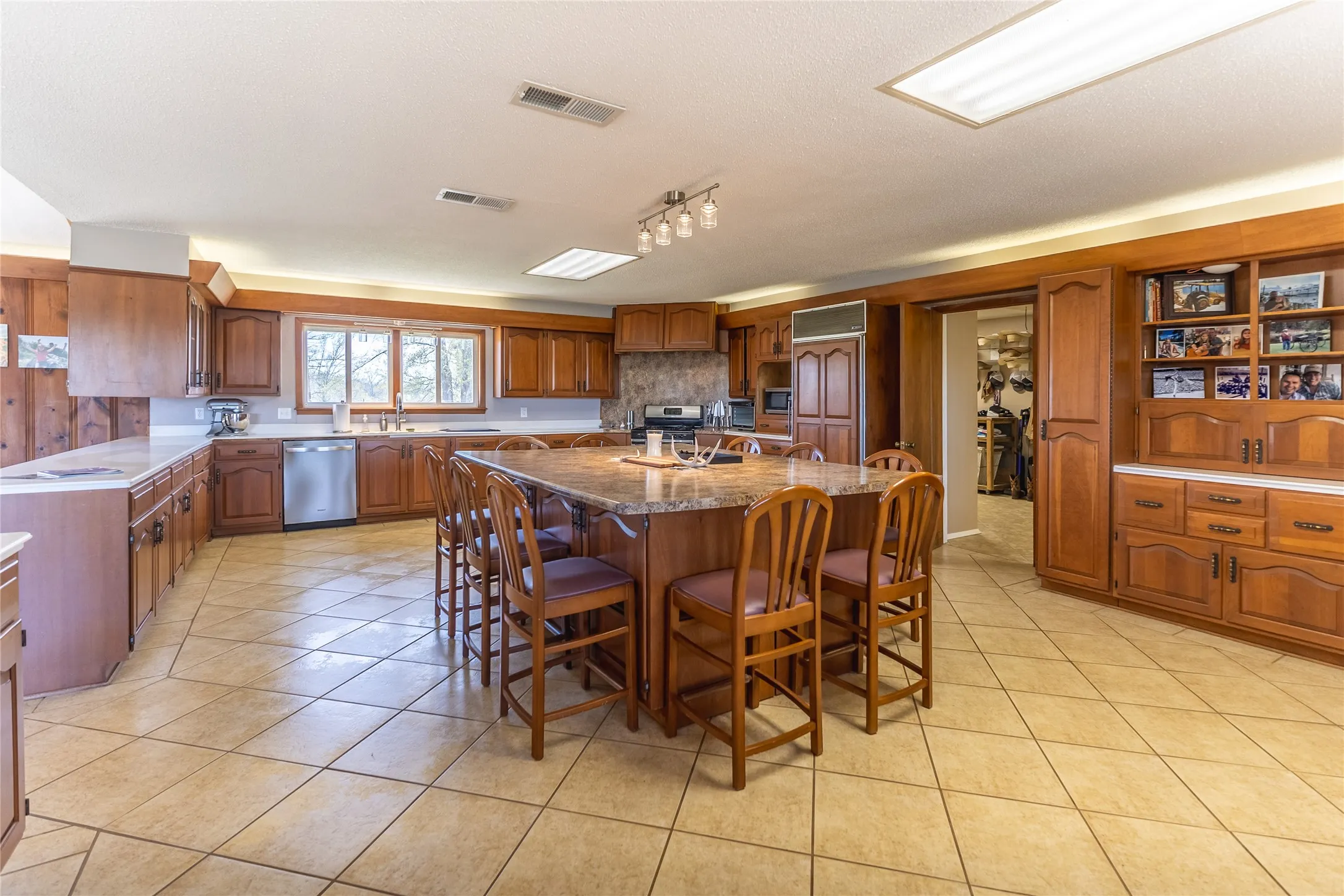 Farm For Sale in Gregg County , 338 Cherokee, Gladewater, Texas 75647, 2 Bedroom, 3 Bathroom, 2 Garage spaces, 3,000 Sqft, built in 1978, mls#21396644, Real Estate Agent in Gladewater, Homes For Sale in Gregg county, Homes For Sale in Gladewater, Realtor in Gladewater Texas, Real Estate Brokerage Independent Realty Texas, Luminita Cordes Realtor