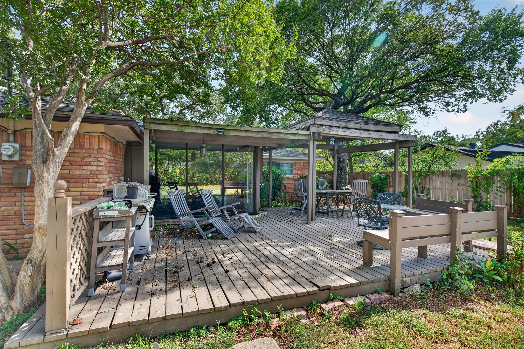 Single Family Residence For Sale in Tarrant County , 520 Circleview Drive N, Hurst, Texas 76054, 2 Bedroom, 2 Bathroom, 2 Garage spaces, 1,831 Sqft, built in 1963, mls#21390234, Real Estate Agent in Hurst, Homes For Sale in Tarrant county, Homes For Sale in Hurst, Realtor in Hurst Texas, Real Estate Brokerage Independent Realty Texas, Luminita Cordes Realtor