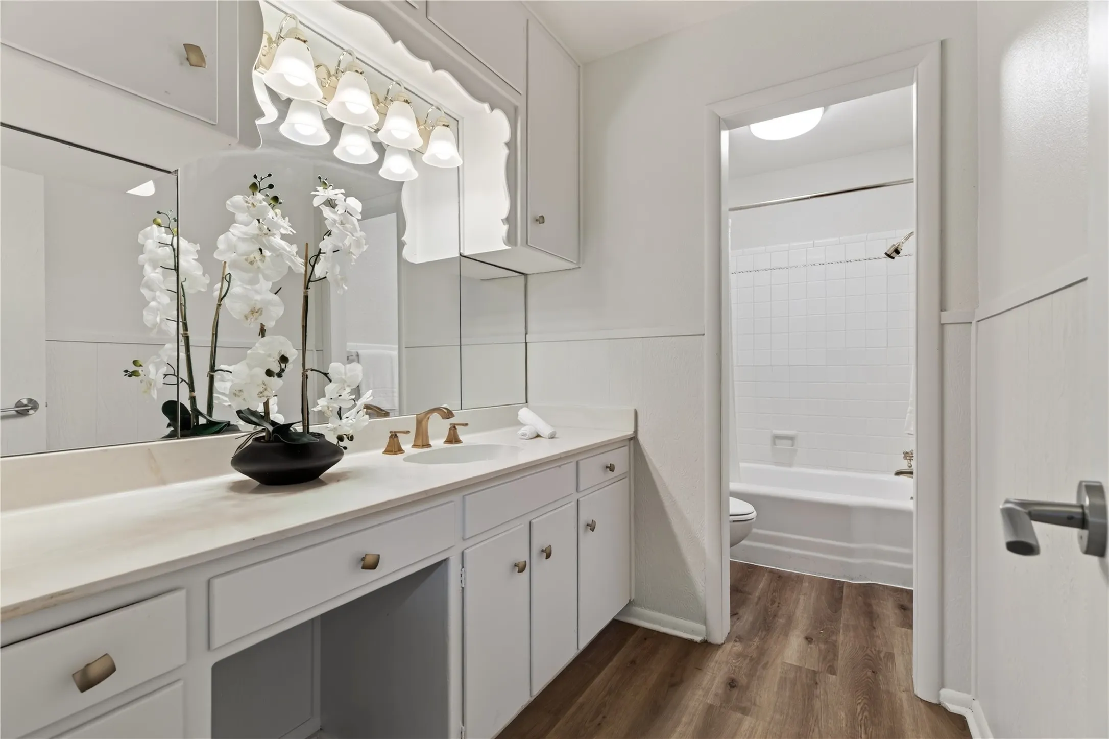 Single Family Residence For Sale in Tarrant County , 520 Circleview Drive N, Hurst, Texas 76054, 2 Bedroom, 2 Bathroom, 2 Garage spaces, 1,831 Sqft, built in 1963, mls#21390234, Real Estate Agent in Hurst, Homes For Sale in Tarrant county, Homes For Sale in Hurst, Realtor in Hurst Texas, Real Estate Brokerage Independent Realty Texas, Luminita Cordes Realtor