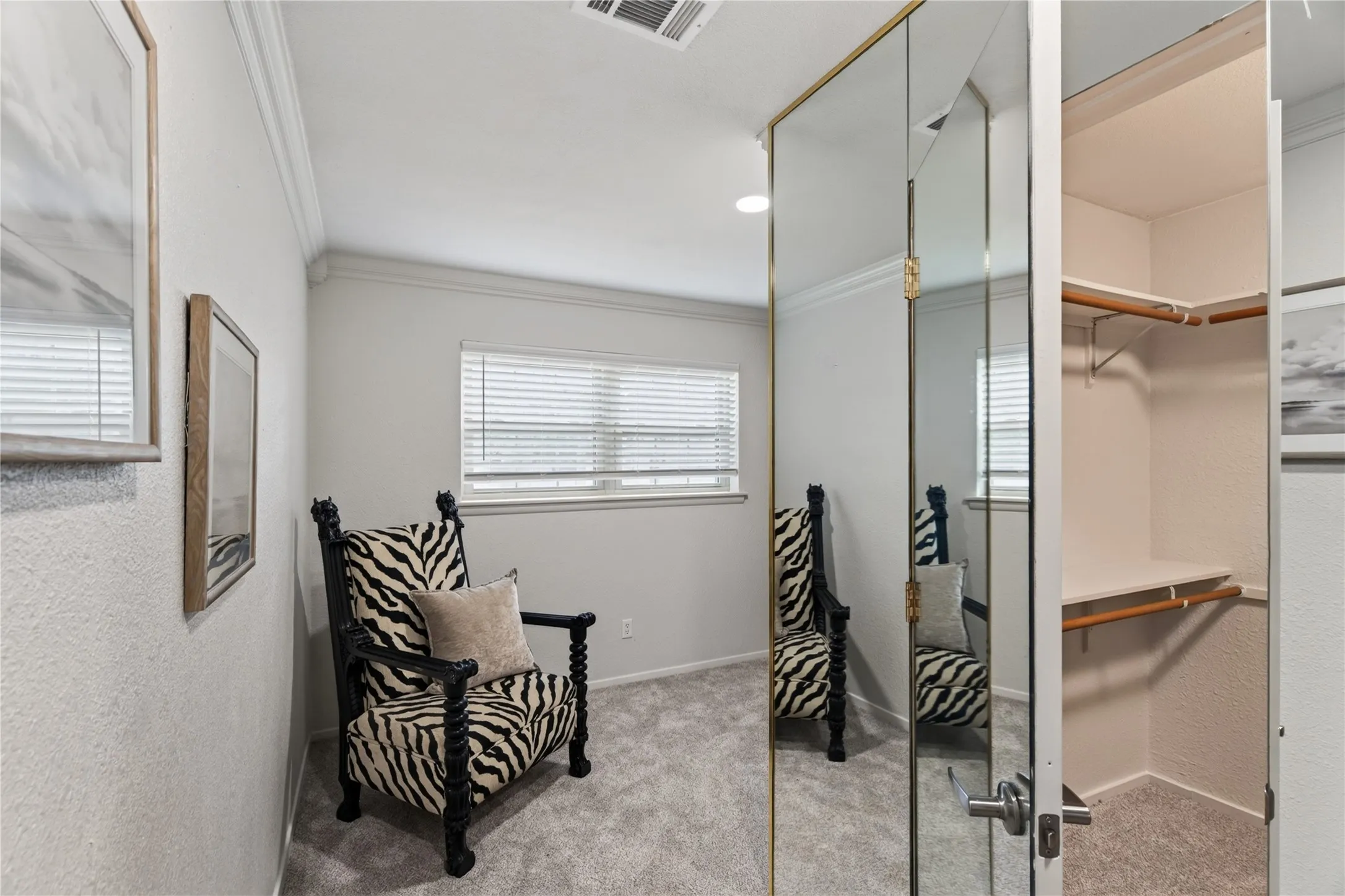 Single Family Residence For Sale in Tarrant County , 520 Circleview Drive N, Hurst, Texas 76054, 2 Bedroom, 2 Bathroom, 2 Garage spaces, 1,831 Sqft, built in 1963, mls#21390234, Real Estate Agent in Hurst, Homes For Sale in Tarrant county, Homes For Sale in Hurst, Realtor in Hurst Texas, Real Estate Brokerage Independent Realty Texas, Luminita Cordes Realtor