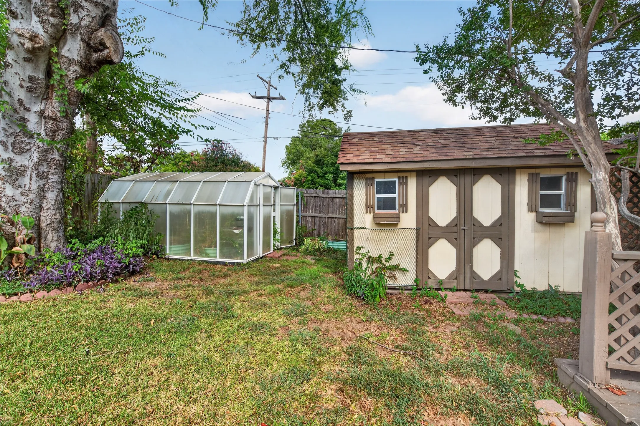 Single Family Residence For Sale in Tarrant County , 520 Circleview Drive N, Hurst, Texas 76054, 2 Bedroom, 2 Bathroom, 2 Garage spaces, 1,831 Sqft, built in 1963, mls#21390234, Real Estate Agent in Hurst, Homes For Sale in Tarrant county, Homes For Sale in Hurst, Realtor in Hurst Texas, Real Estate Brokerage Independent Realty Texas, Luminita Cordes Realtor