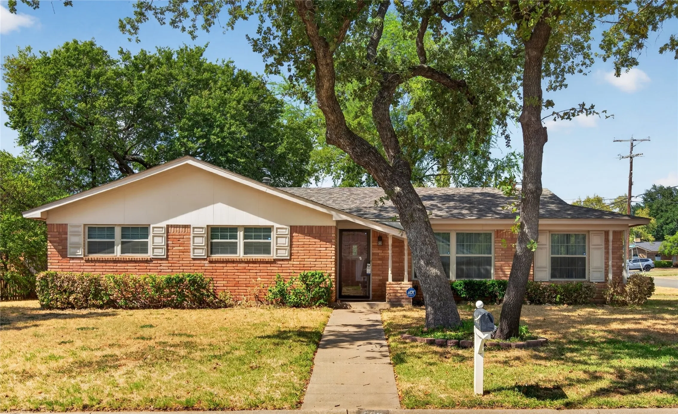 Single Family Residence For Sale in Tarrant County , 520 Circleview Drive N, Hurst, Texas 76054, 2 Bedroom, 2 Bathroom, 2 Garage spaces, 1,831 Sqft, built in 1963, mls#21390234, Real Estate Agent in Hurst, Homes For Sale in Tarrant county, Homes For Sale in Hurst, Realtor in Hurst Texas, Real Estate Brokerage Independent Realty Texas, Luminita Cordes Realtor