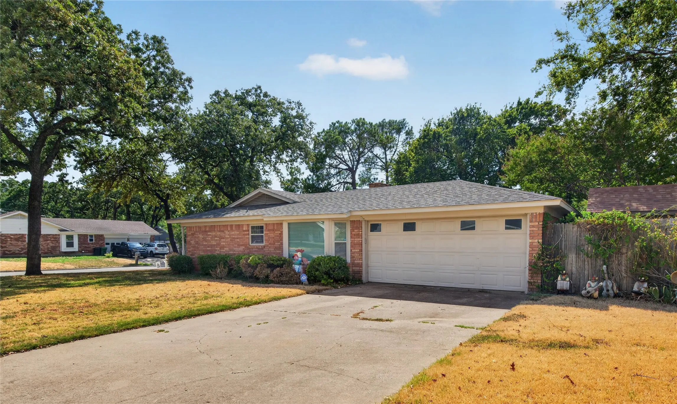 Single Family Residence For Sale in Tarrant County , 520 Circleview Drive N, Hurst, Texas 76054, 2 Bedroom, 2 Bathroom, 2 Garage spaces, 1,831 Sqft, built in 1963, mls#21390234, Real Estate Agent in Hurst, Homes For Sale in Tarrant county, Homes For Sale in Hurst, Realtor in Hurst Texas, Real Estate Brokerage Independent Realty Texas, Luminita Cordes Realtor