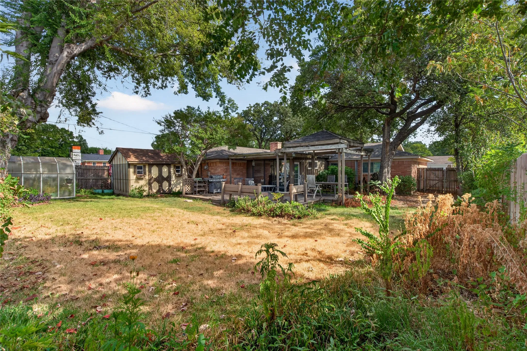 Single Family Residence For Sale in Tarrant County , 520 Circleview Drive N, Hurst, Texas 76054, 2 Bedroom, 2 Bathroom, 2 Garage spaces, 1,831 Sqft, built in 1963, mls#21390234, Real Estate Agent in Hurst, Homes For Sale in Tarrant county, Homes For Sale in Hurst, Realtor in Hurst Texas, Real Estate Brokerage Independent Realty Texas, Luminita Cordes Realtor