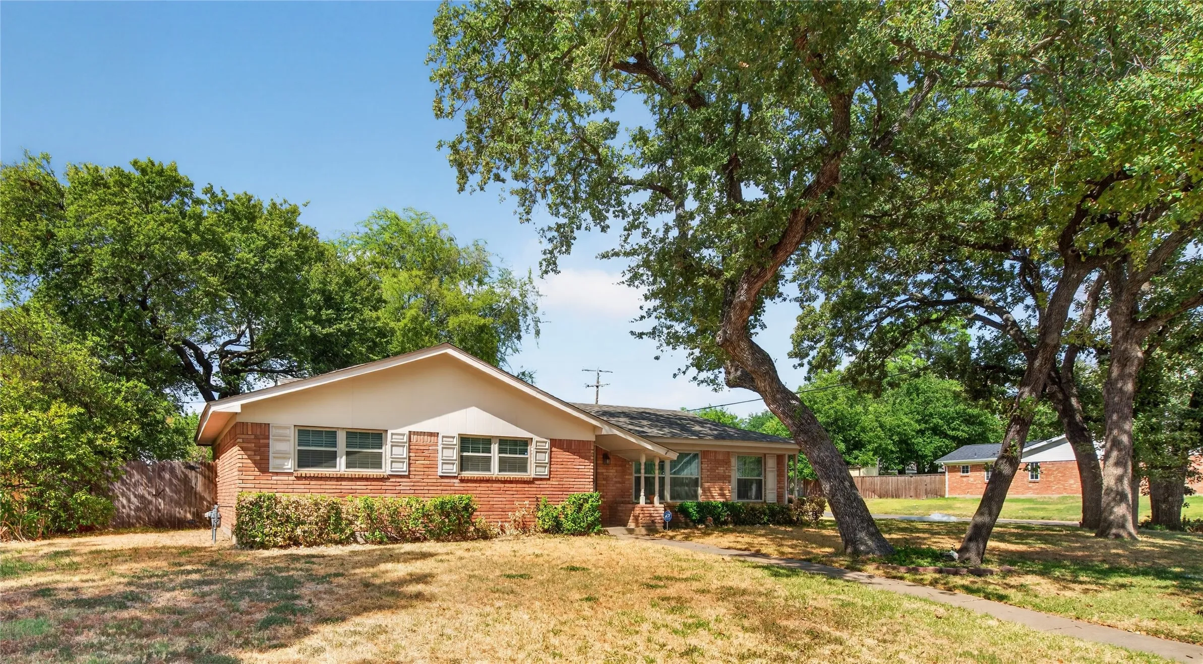 Single Family Residence For Sale in Tarrant County , 520 Circleview Drive N, Hurst, Texas 76054, 2 Bedroom, 2 Bathroom, 2 Garage spaces, 1,831 Sqft, built in 1963, mls#21390234, Real Estate Agent in Hurst, Homes For Sale in Tarrant county, Homes For Sale in Hurst, Realtor in Hurst Texas, Real Estate Brokerage Independent Realty Texas, Luminita Cordes Realtor