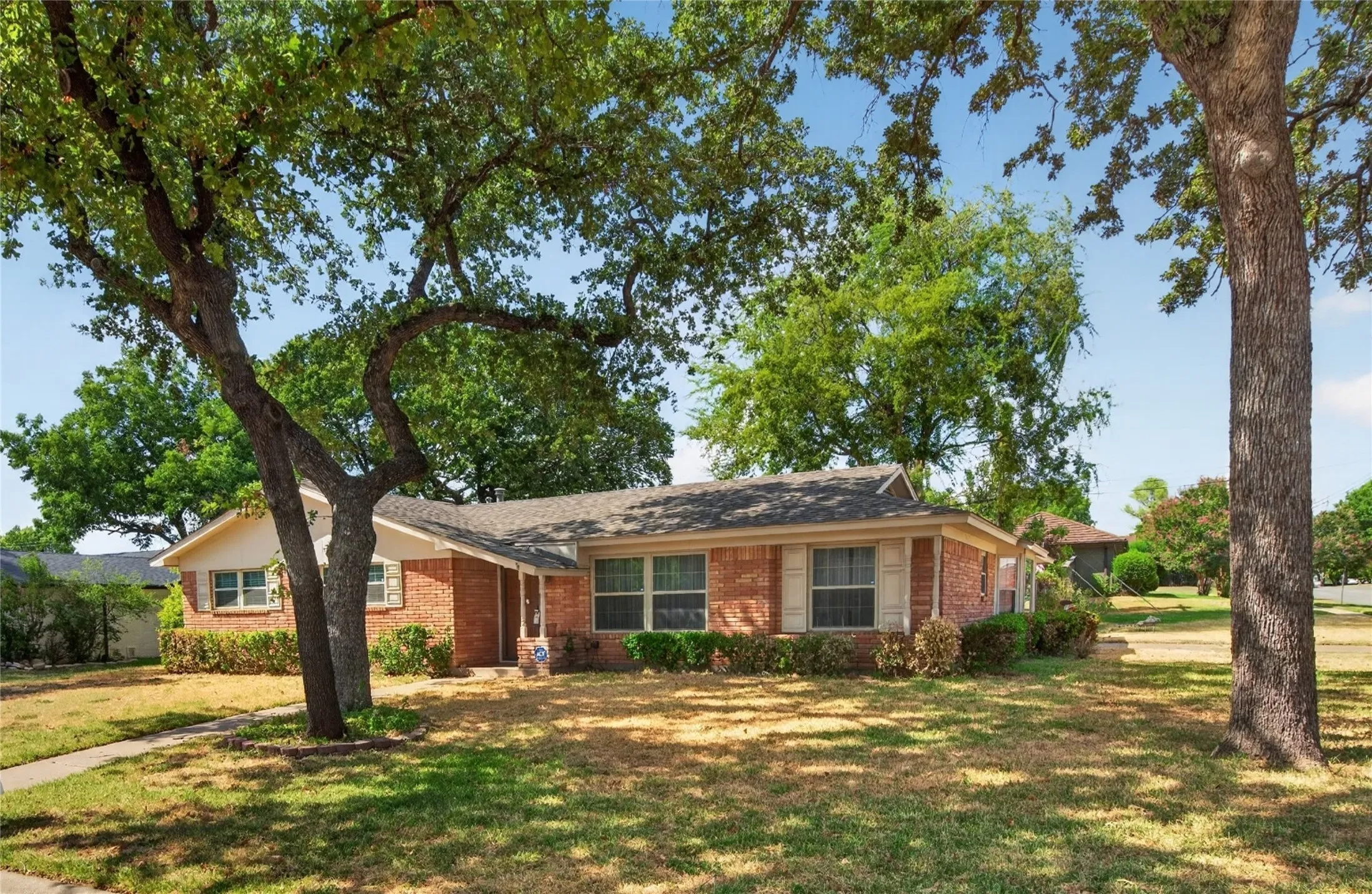 Single Family Residence For Sale in Tarrant County , 520 Circleview Drive N, Hurst, Texas 76054, 2 Bedroom, 2 Bathroom, 2 Garage spaces, 1,831 Sqft, built in 1963, mls#21390234, Real Estate Agent in Hurst, Homes For Sale in Tarrant county, Homes For Sale in Hurst, Realtor in Hurst Texas, Real Estate Brokerage Independent Realty Texas, Luminita Cordes Realtor
