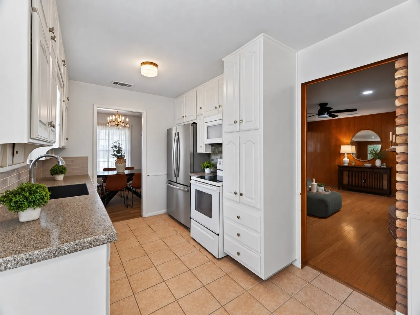 Single Family Residence For Sale in Tarrant County , 520 Circleview Drive N, Hurst, Texas 76054, 2 Bedroom, 2 Bathroom, 2 Garage spaces, 1,831 Sqft, built in 1963, mls#21390234, Real Estate Agent in Hurst, Homes For Sale in Tarrant county, Homes For Sale in Hurst, Realtor in Hurst Texas, Real Estate Brokerage Independent Realty Texas, Luminita Cordes Realtor