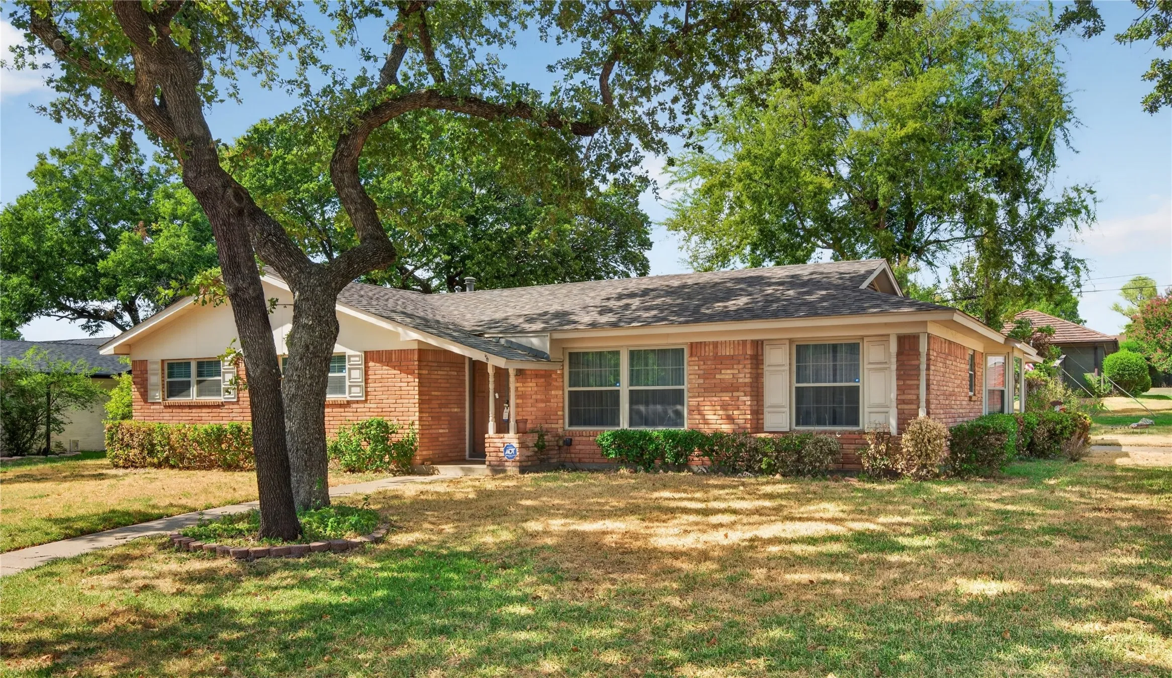 Single Family Residence For Sale in Tarrant County , 520 Circleview Drive N, Hurst, Texas 76054, 2 Bedroom, 2 Bathroom, 2 Garage spaces, 1,831 Sqft, built in 1963, mls#21390234, Real Estate Agent in Hurst, Homes For Sale in Tarrant county, Homes For Sale in Hurst, Realtor in Hurst Texas, Real Estate Brokerage Independent Realty Texas, Luminita Cordes Realtor