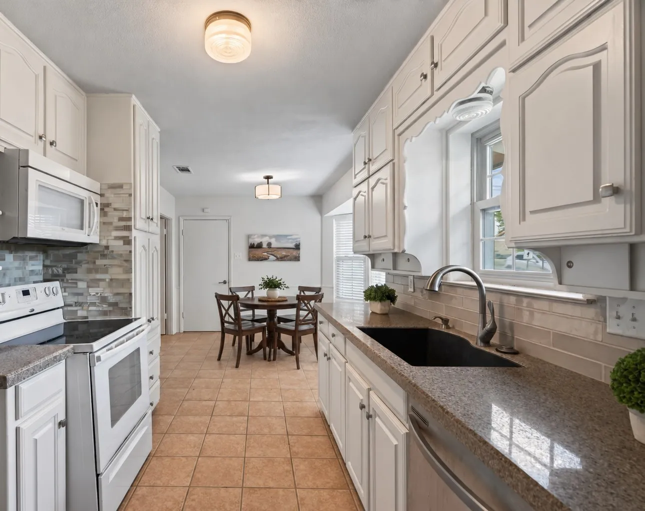 Single Family Residence For Sale in Tarrant County , 520 Circleview Drive N, Hurst, Texas 76054, 2 Bedroom, 2 Bathroom, 2 Garage spaces, 1,831 Sqft, built in 1963, mls#21390234, Real Estate Agent in Hurst, Homes For Sale in Tarrant county, Homes For Sale in Hurst, Realtor in Hurst Texas, Real Estate Brokerage Independent Realty Texas, Luminita Cordes Realtor