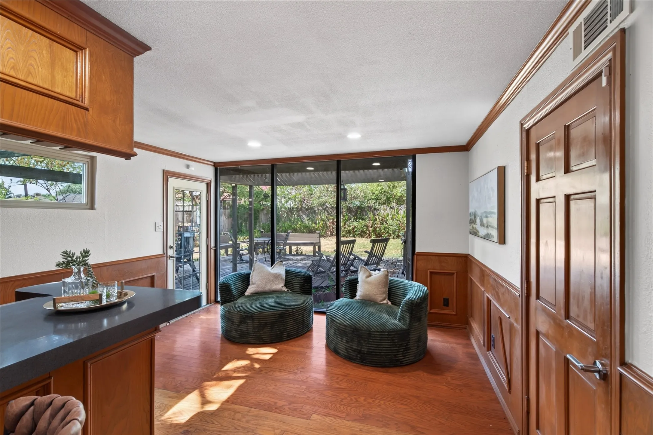 Single Family Residence For Sale in Tarrant County , 520 Circleview Drive N, Hurst, Texas 76054, 2 Bedroom, 2 Bathroom, 2 Garage spaces, 1,831 Sqft, built in 1963, mls#21390234, Real Estate Agent in Hurst, Homes For Sale in Tarrant county, Homes For Sale in Hurst, Realtor in Hurst Texas, Real Estate Brokerage Independent Realty Texas, Luminita Cordes Realtor