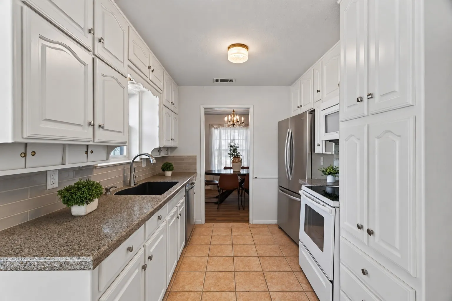 Single Family Residence For Sale in Tarrant County , 520 Circleview Drive N, Hurst, Texas 76054, 2 Bedroom, 2 Bathroom, 2 Garage spaces, 1,831 Sqft, built in 1963, mls#21390234, Real Estate Agent in Hurst, Homes For Sale in Tarrant county, Homes For Sale in Hurst, Realtor in Hurst Texas, Real Estate Brokerage Independent Realty Texas, Luminita Cordes Realtor
