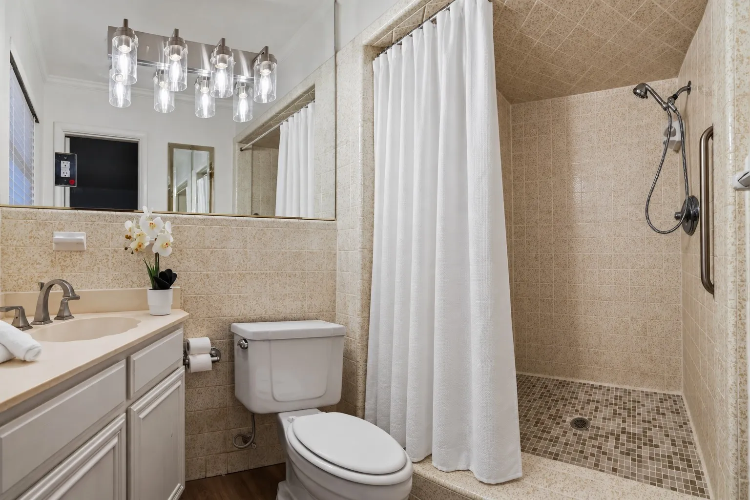 Single Family Residence For Sale in Tarrant County , 520 Circleview Drive N, Hurst, Texas 76054, 2 Bedroom, 2 Bathroom, 2 Garage spaces, 1,831 Sqft, built in 1963, mls#21390234, Real Estate Agent in Hurst, Homes For Sale in Tarrant county, Homes For Sale in Hurst, Realtor in Hurst Texas, Real Estate Brokerage Independent Realty Texas, Luminita Cordes Realtor