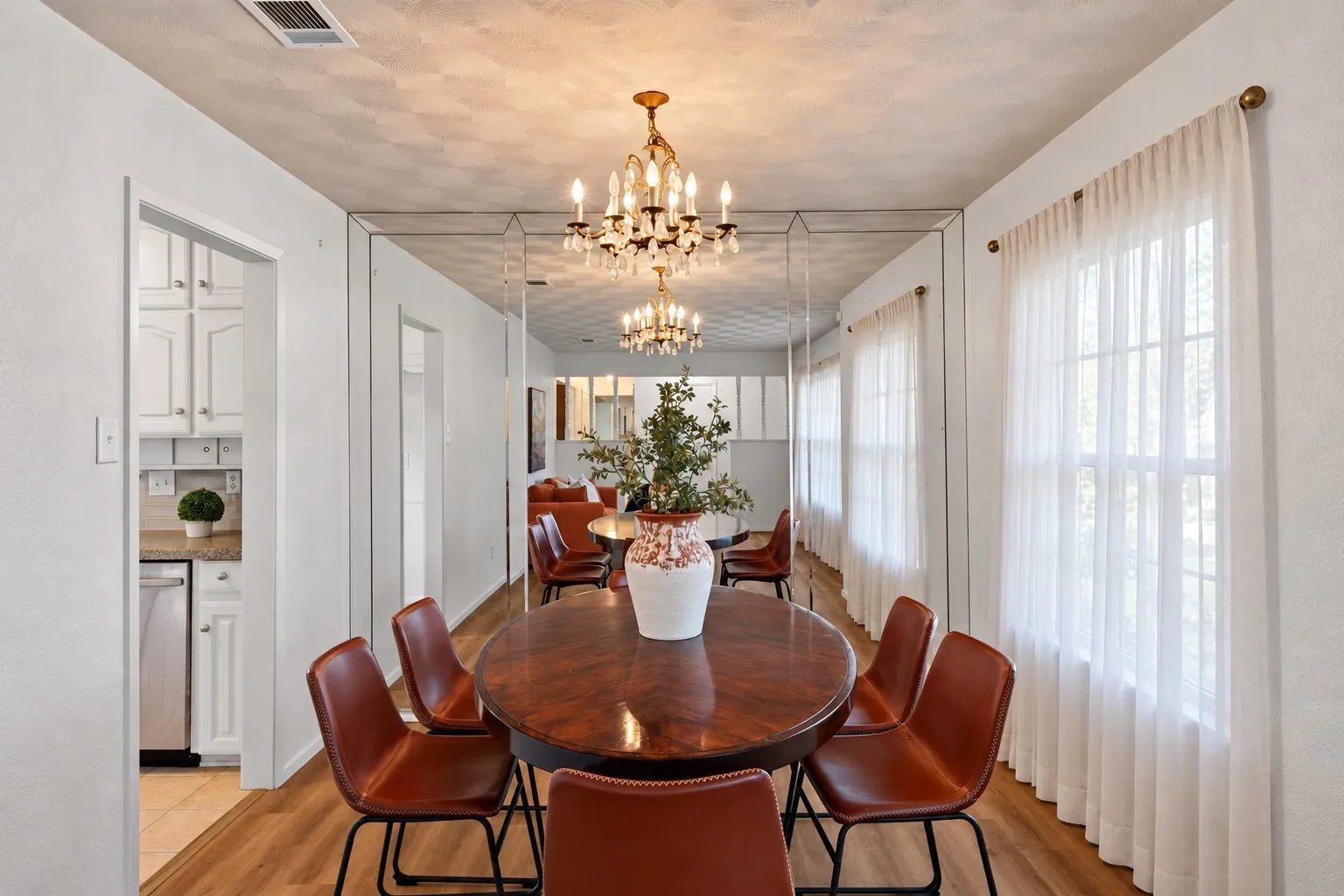 Single Family Residence For Sale in Tarrant County , 520 Circleview Drive N, Hurst, Texas 76054, 2 Bedroom, 2 Bathroom, 2 Garage spaces, 1,831 Sqft, built in 1963, mls#21390234, Real Estate Agent in Hurst, Homes For Sale in Tarrant county, Homes For Sale in Hurst, Realtor in Hurst Texas, Real Estate Brokerage Independent Realty Texas, Luminita Cordes Realtor