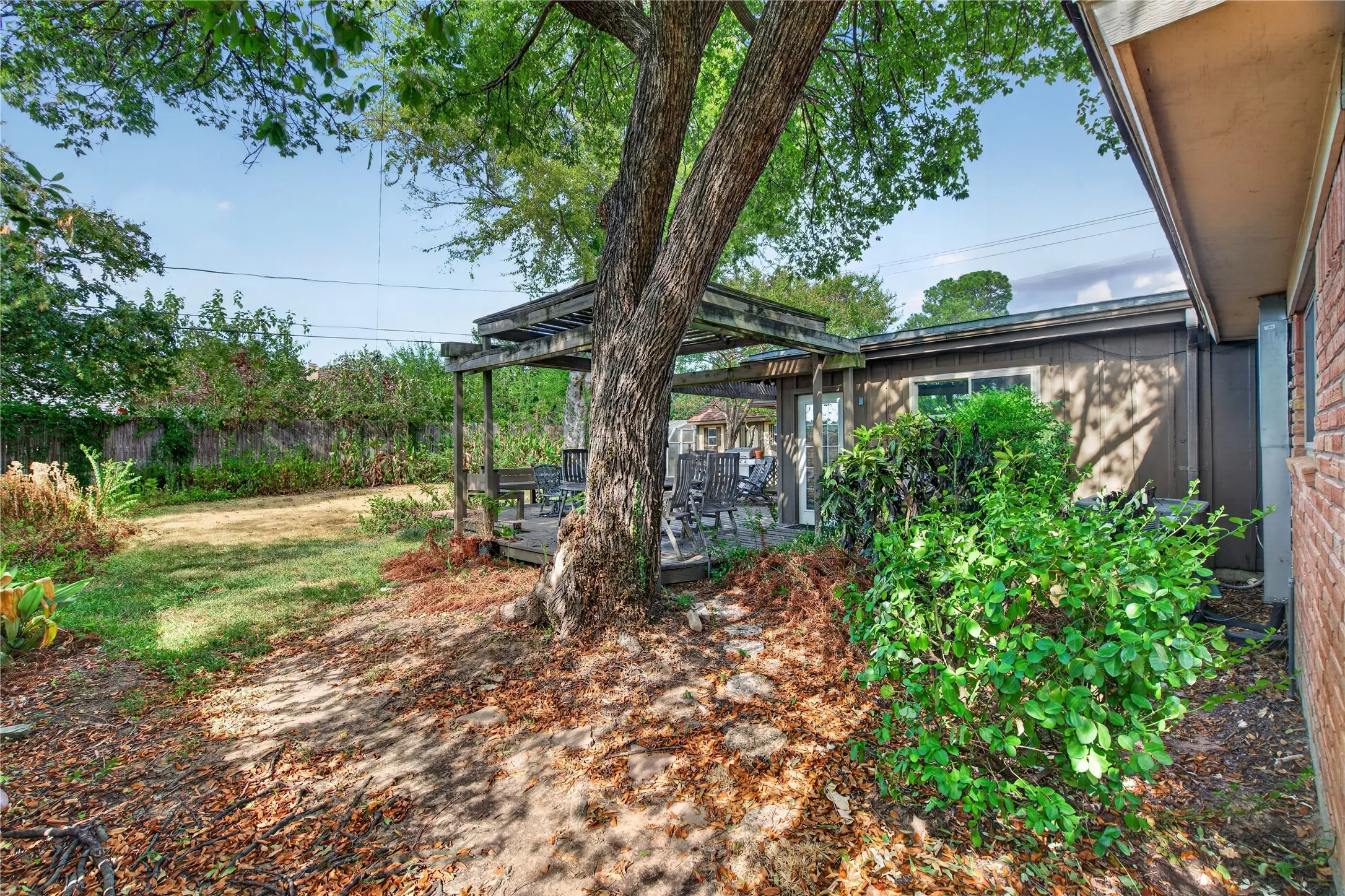 Single Family Residence For Sale in Tarrant County , 520 Circleview Drive N, Hurst, Texas 76054, 2 Bedroom, 2 Bathroom, 2 Garage spaces, 1,831 Sqft, built in 1963, mls#21390234, Real Estate Agent in Hurst, Homes For Sale in Tarrant county, Homes For Sale in Hurst, Realtor in Hurst Texas, Real Estate Brokerage Independent Realty Texas, Luminita Cordes Realtor