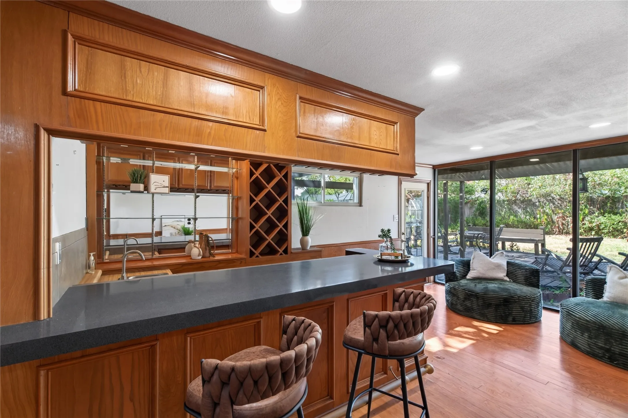 Single Family Residence For Sale in Tarrant County , 520 Circleview Drive N, Hurst, Texas 76054, 2 Bedroom, 2 Bathroom, 2 Garage spaces, 1,831 Sqft, built in 1963, mls#21390234, Real Estate Agent in Hurst, Homes For Sale in Tarrant county, Homes For Sale in Hurst, Realtor in Hurst Texas, Real Estate Brokerage Independent Realty Texas, Luminita Cordes Realtor