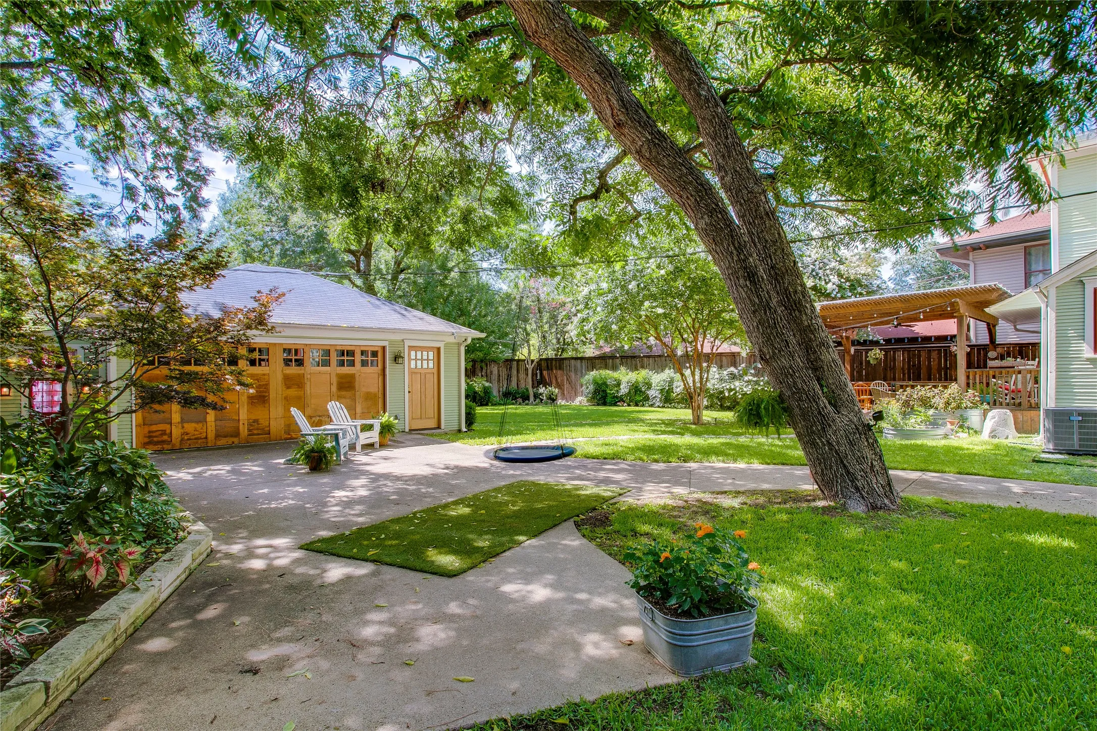 Single Family Residence For Sale in Dallas County , 105 S Winnetka Avenue, Dallas, Texas 75208, 3 Bedroom, 3 Bathroom, 2 Garage spaces, 2,503 Sqft, built in 1915, mls#21392762, Real Estate Agent in Dallas, Homes For Sale in Dallas county, Homes For Sale in Dallas, Realtor in Dallas Texas, Real Estate Brokerage Independent Realty Texas, Luminita Cordes Realtor