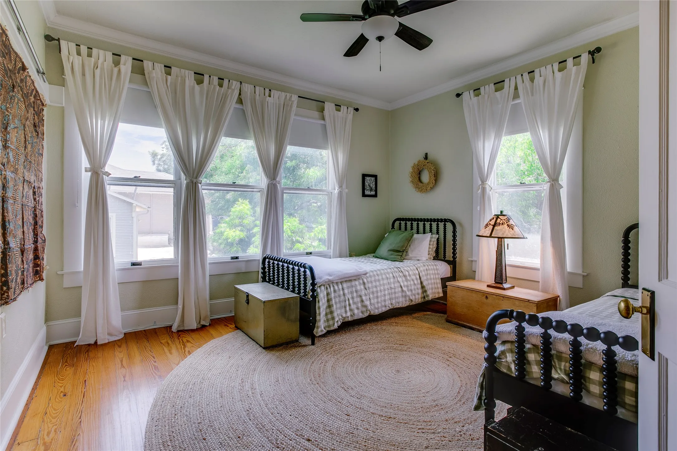 Single Family Residence For Sale in Dallas County , 105 S Winnetka Avenue, Dallas, Texas 75208, 3 Bedroom, 3 Bathroom, 2 Garage spaces, 2,503 Sqft, built in 1915, mls#21392762, Real Estate Agent in Dallas, Homes For Sale in Dallas county, Homes For Sale in Dallas, Realtor in Dallas Texas, Real Estate Brokerage Independent Realty Texas, Luminita Cordes Realtor